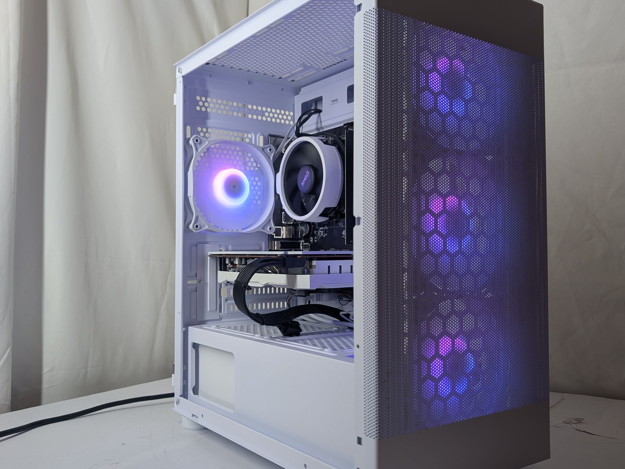 RX 6600XT | RYZEN 5 2600 | 500GB NVME | 16GB ddr4 | ALL WHITE