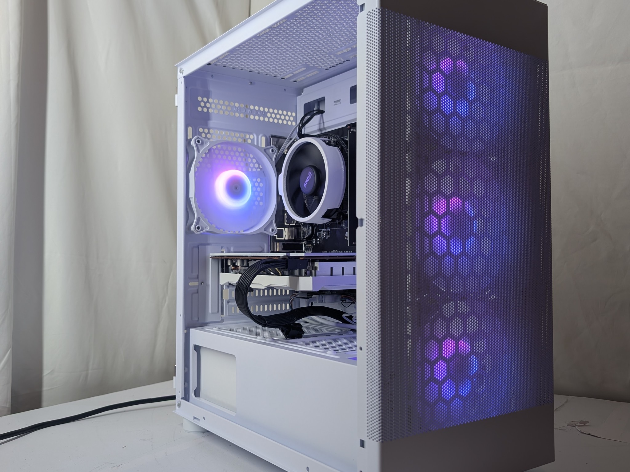 RX 6600XT | RYZEN 5 2600 | 500GB NVME | 16GB ddr4 | ALL WHITE