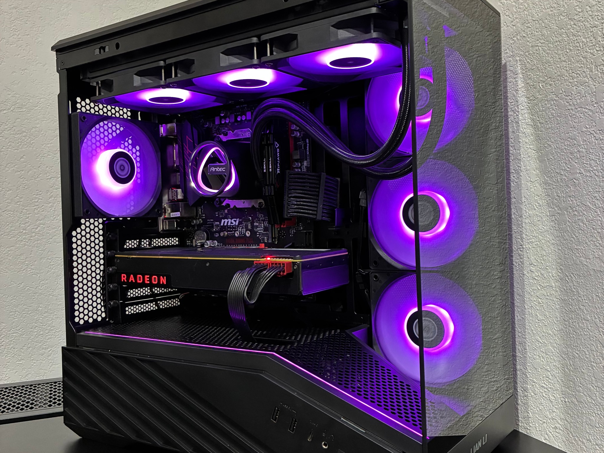 AMD Gaming PC w/ Radeon RX Vega 64 8GB / Ryzen 5 1600X / 16GB DDR4