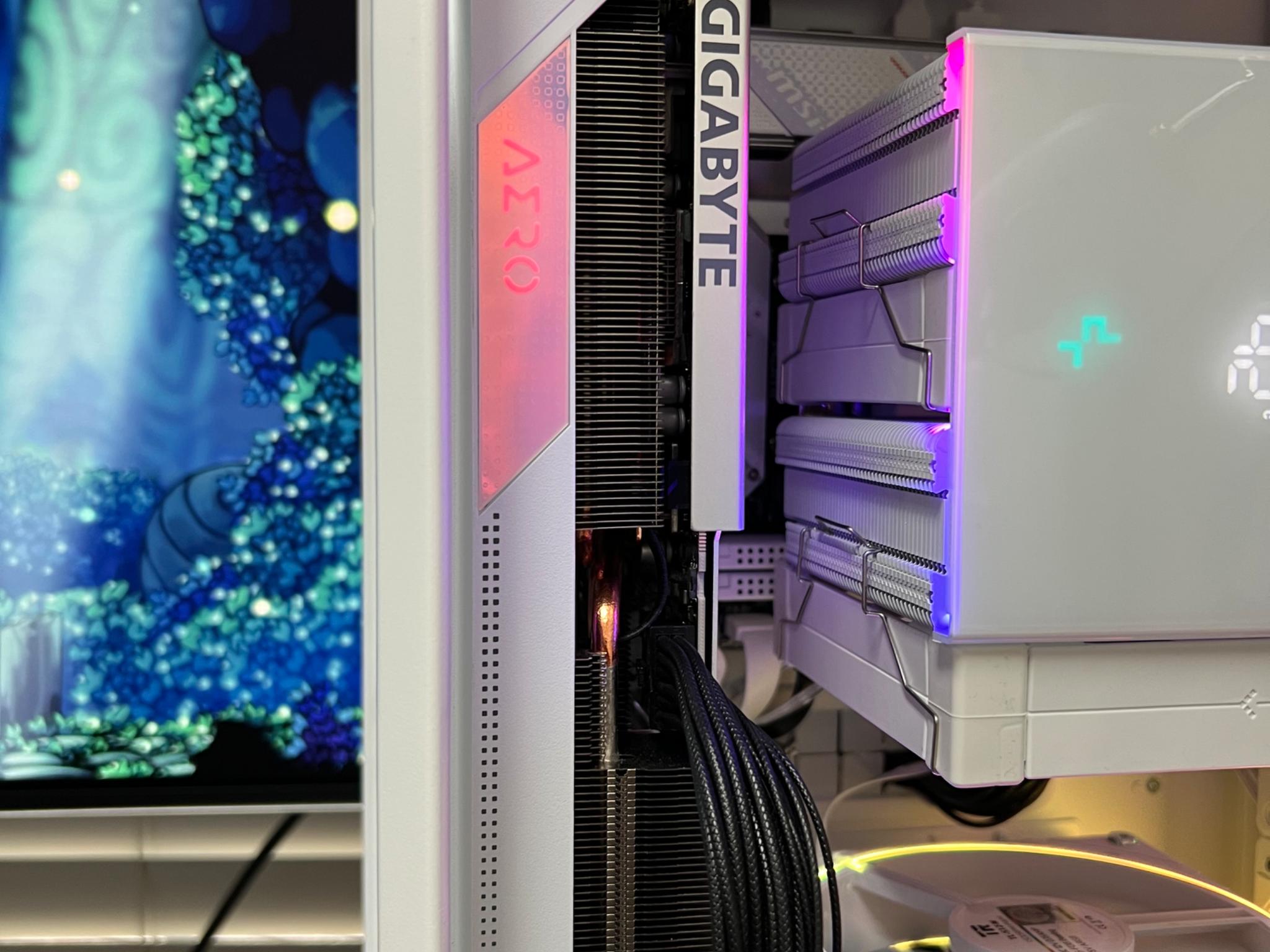 White Gigabyte Aero OC RTX 4070 Ti