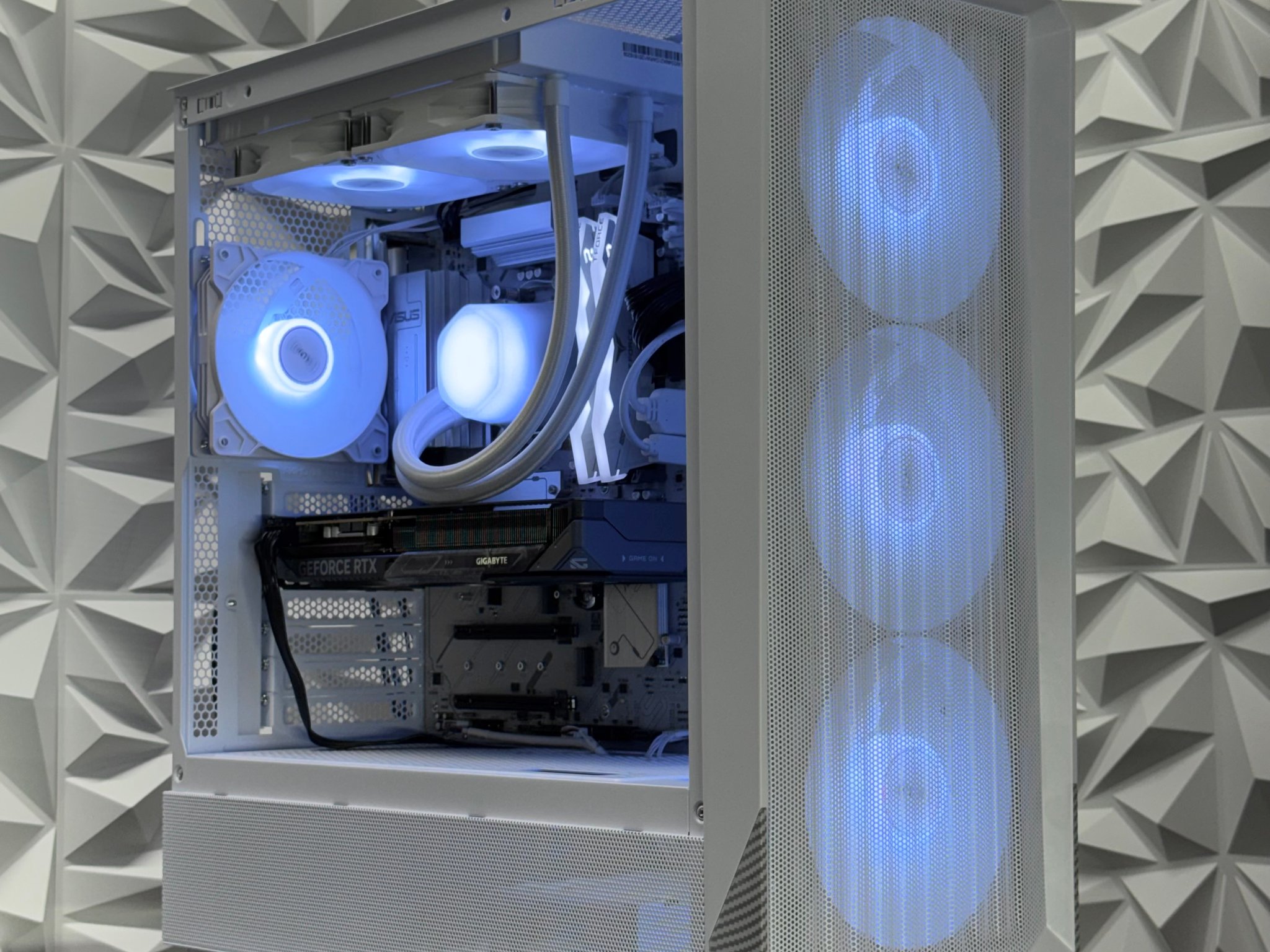 High Airflow PC / rtx 5060 / Ryzen 5 9600x / 16GB DDR5 Ram / 1TB Nvme ssd / Windows 11