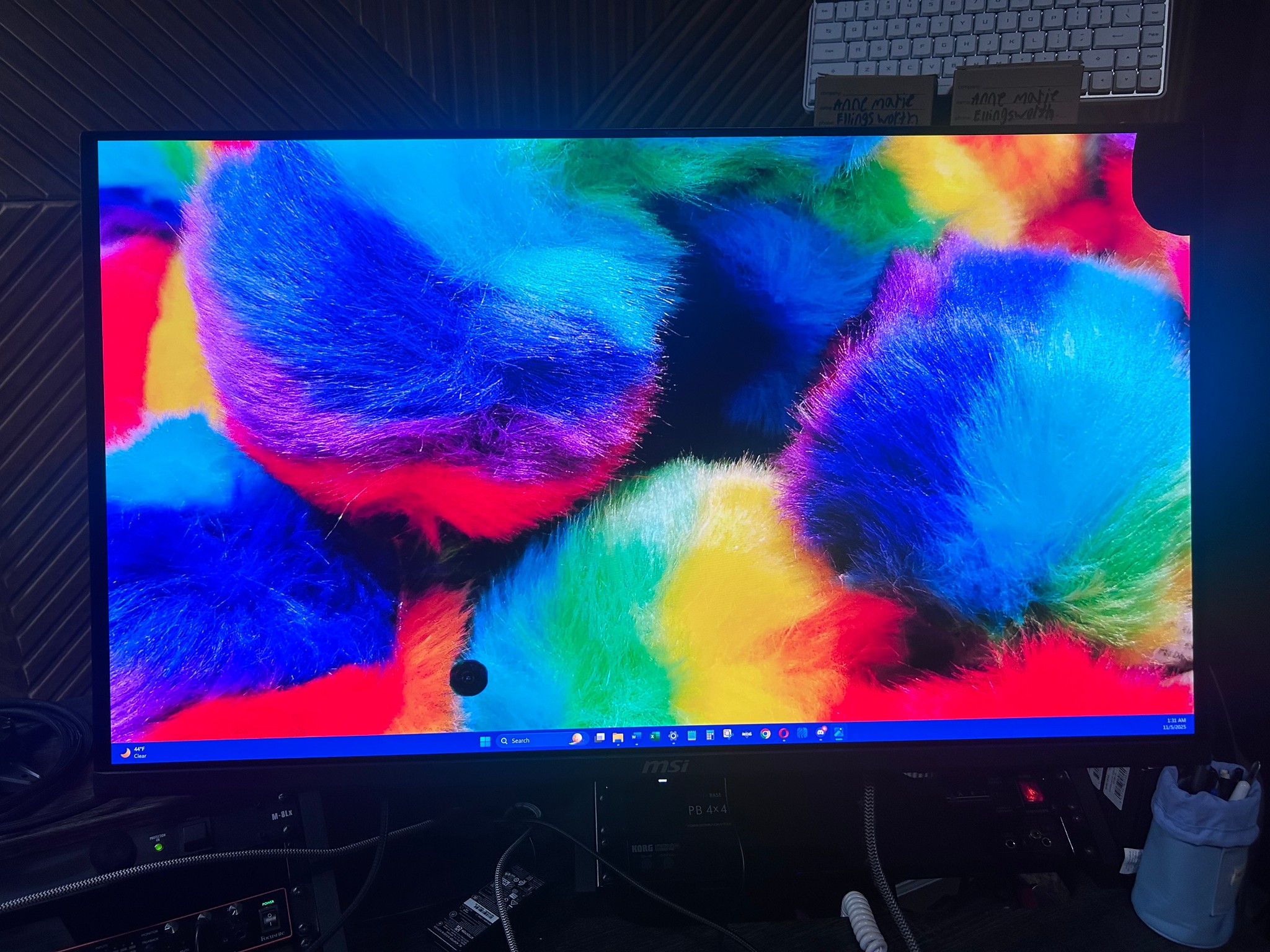 MSI QD-OLED 32" (4K) (165Hz) Gaming Monitor (MAG 321UP) (See Corner Damage) (Accepting Offers)
