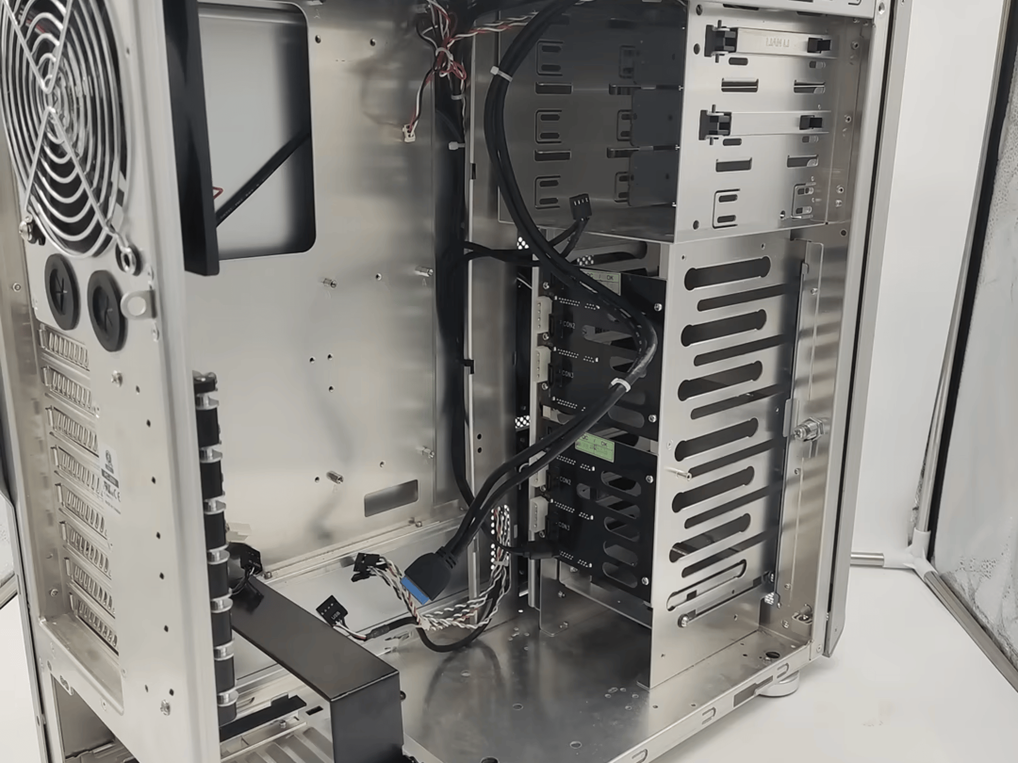 Lian Li PC-Z60 Mid Tower Chassis with 6x SATA Hot Swap Bays