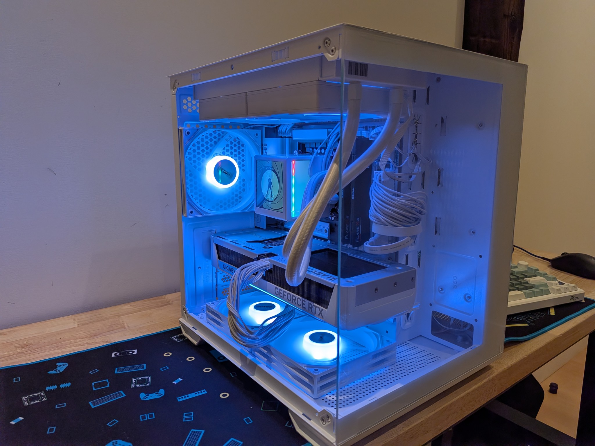 1440p First Light - RTX 5070, Core Ultra 5 250K Plus, 32 GB DDR5 RAM, 2 TB Gen 4, Liquid Cooled, RGB