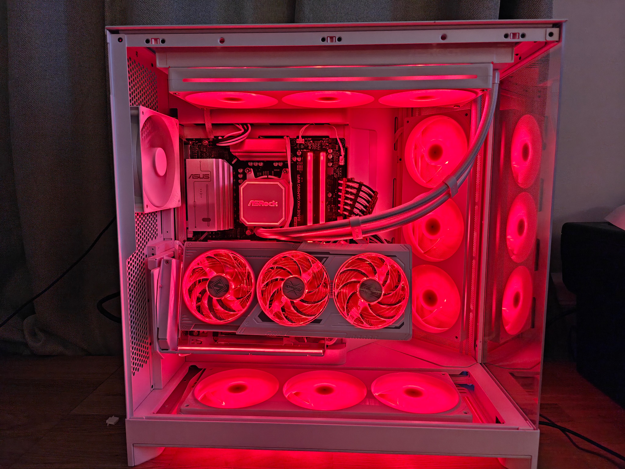 High-End White & Black Gaming PC — RX 9070 XT / Ryzen 7 7800X3D