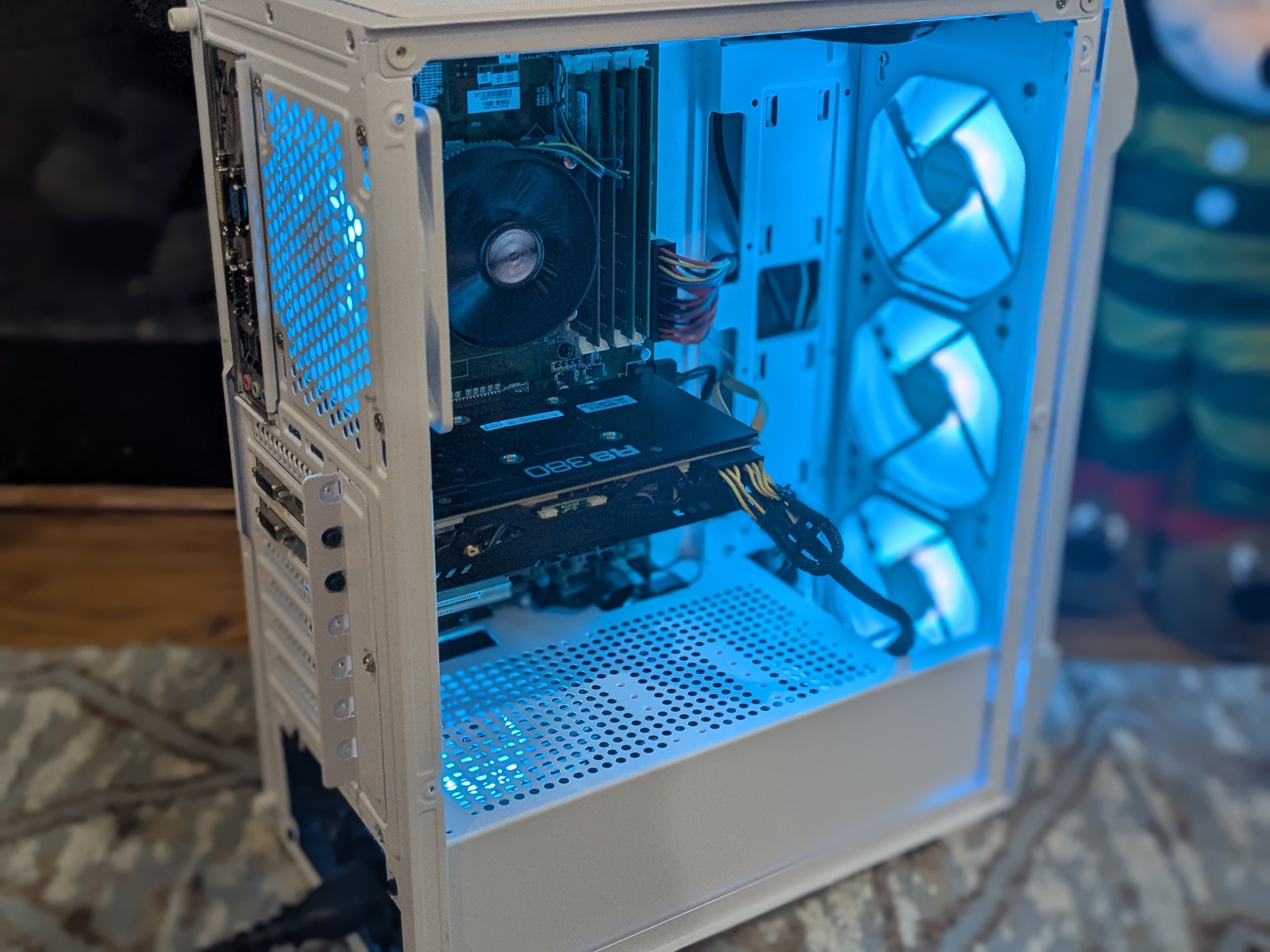 80 FPS Fortnite | i5-4590, 16GB RAM, 240GB SSD, 1TB HDD, R9 380 4GB, RGB, Wifi