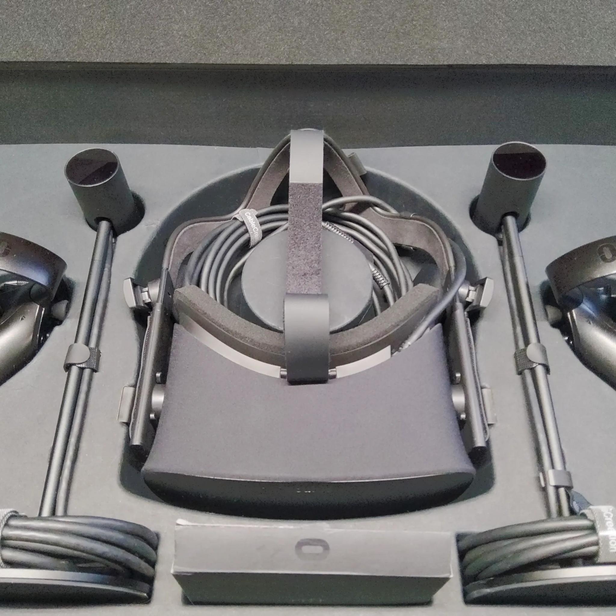Oculus Rift Bundle 2 Touch controllers 2 Tracking Sensors with Original Box
