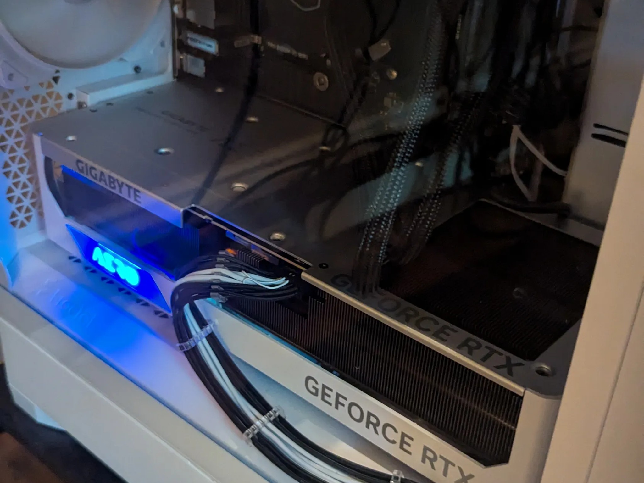 GIGABYTE RTX 4090 AERO OC and cable mod cable