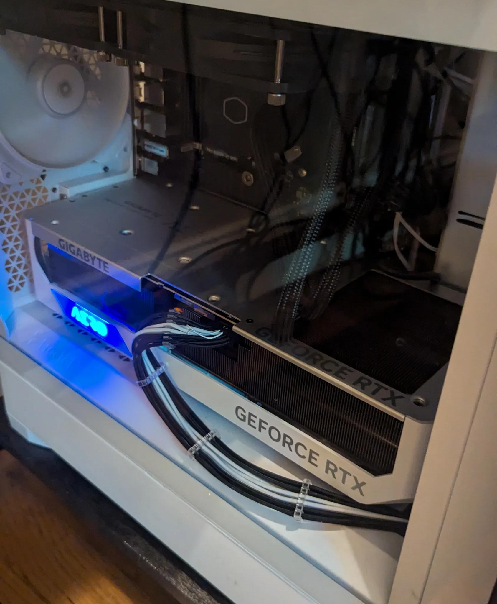 GIGABYTE RTX 4090 AERO OC and cable mod cable