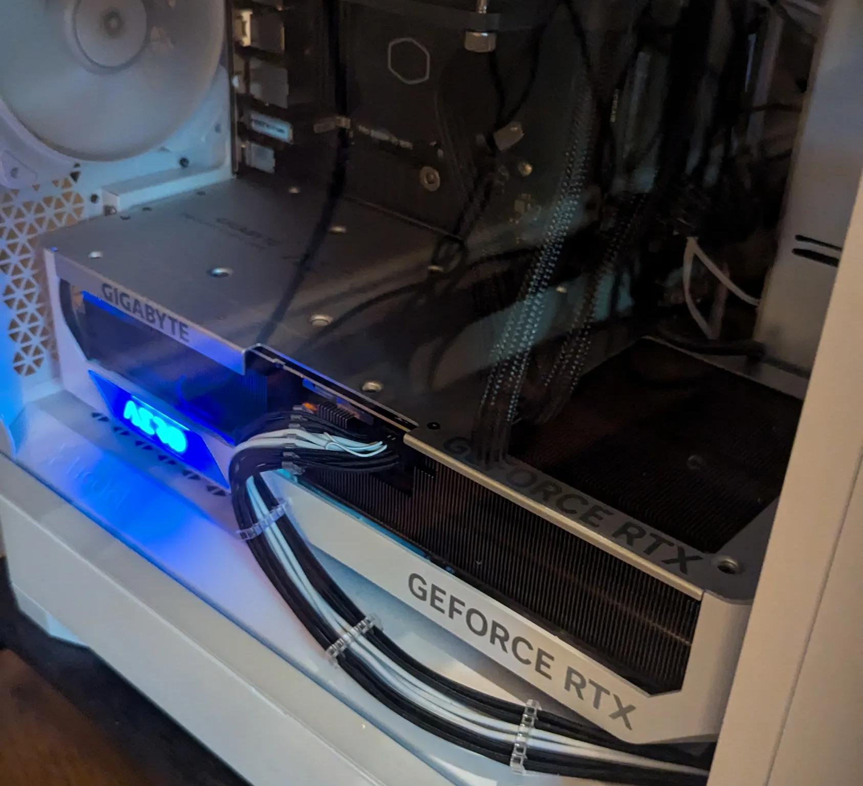 GIGABYTE RTX 4090 AERO OC and cable mod cable