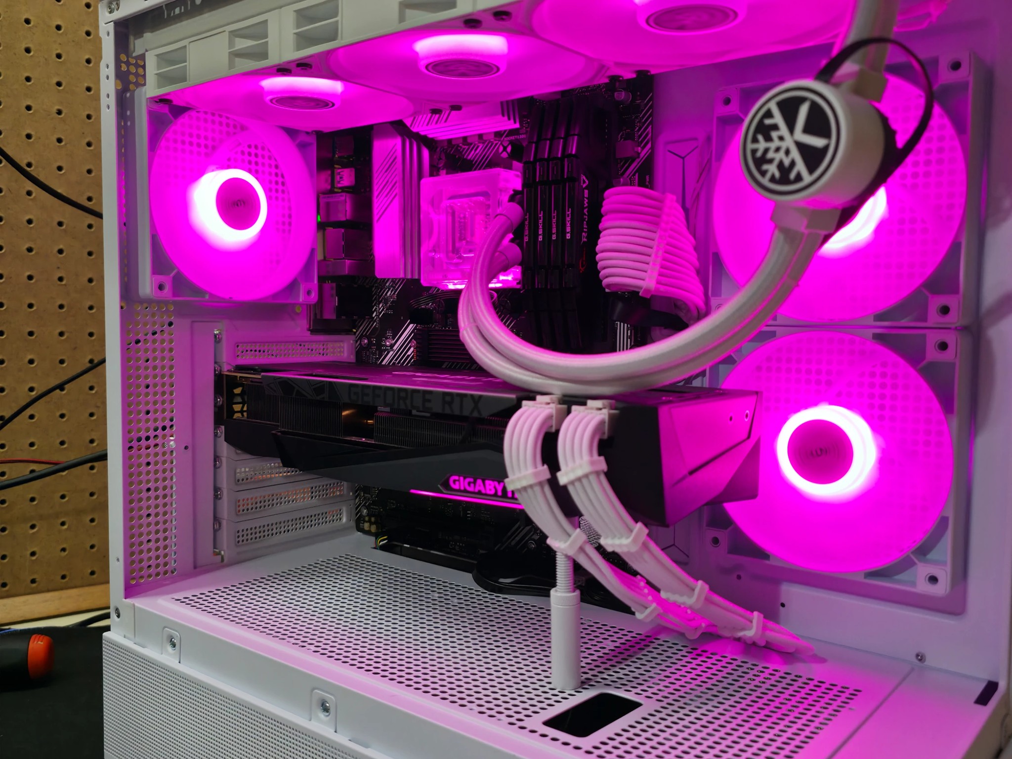 X3D Whiteout | RTX 3080 | 5600x3D | 16GB DDR4 | 1TB NVME