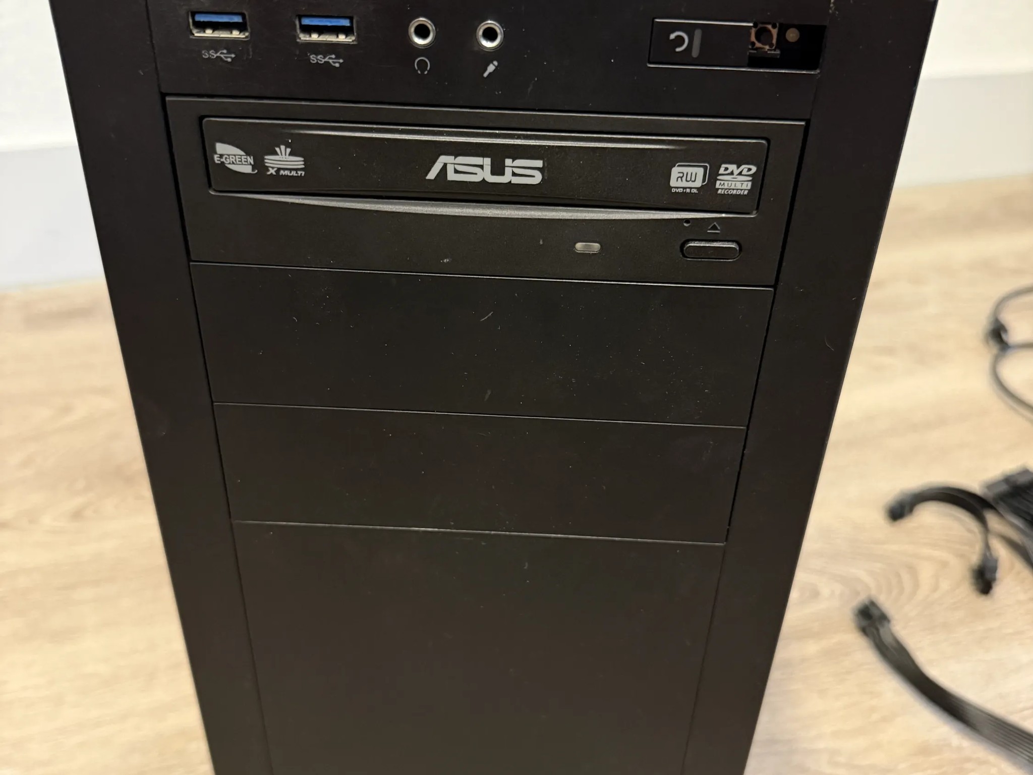 Corsair Carbide Series 200R ATX Mid Tower; Original Case Fans; Asus DRW-24B1ST/BLK/B/AS DVD/CD