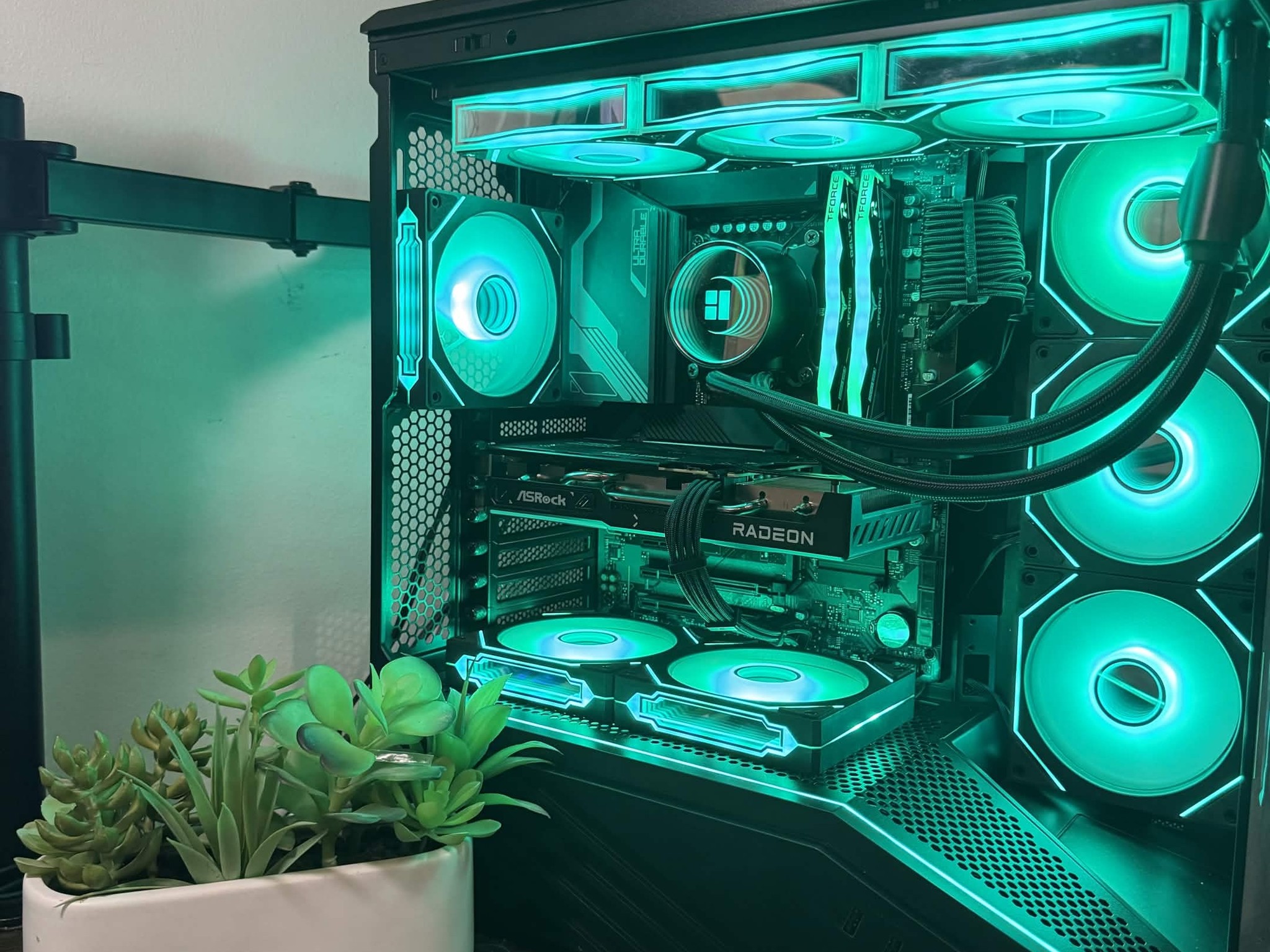 New Custom Showcase 14-Core Gaming PC - i5 14600KF | RX 9060 XT 16GB | 32GB 6400MHz DDR5