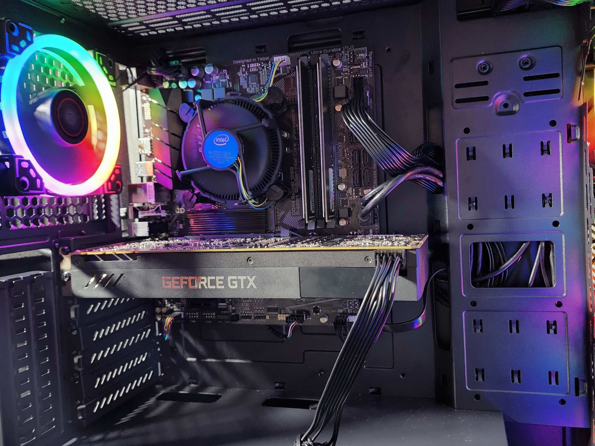 DarkLight - i3 10100F GTX 1070 250GB SSD