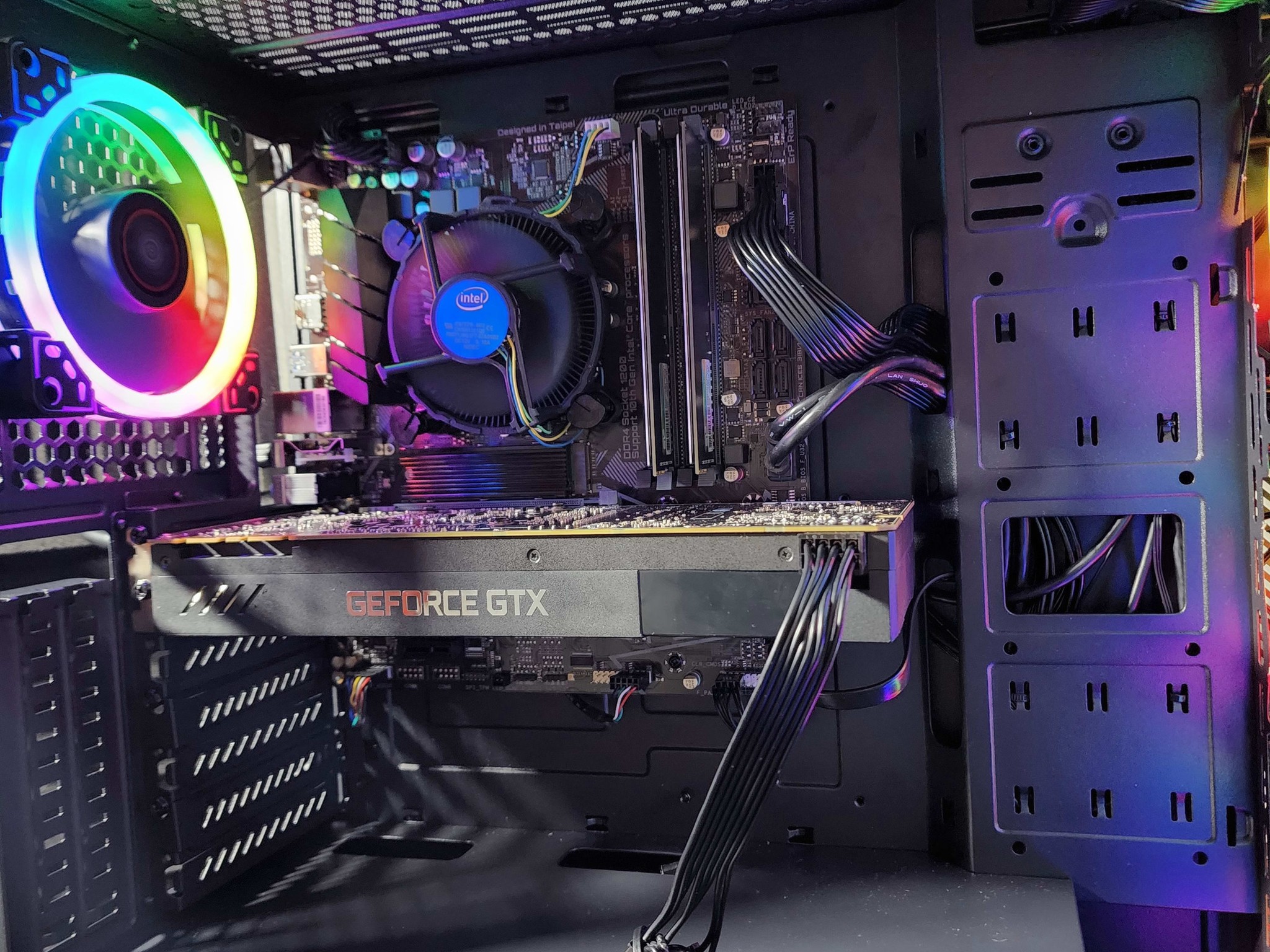 DarkLight - i3 10100F GTX 1070 250GB SSD