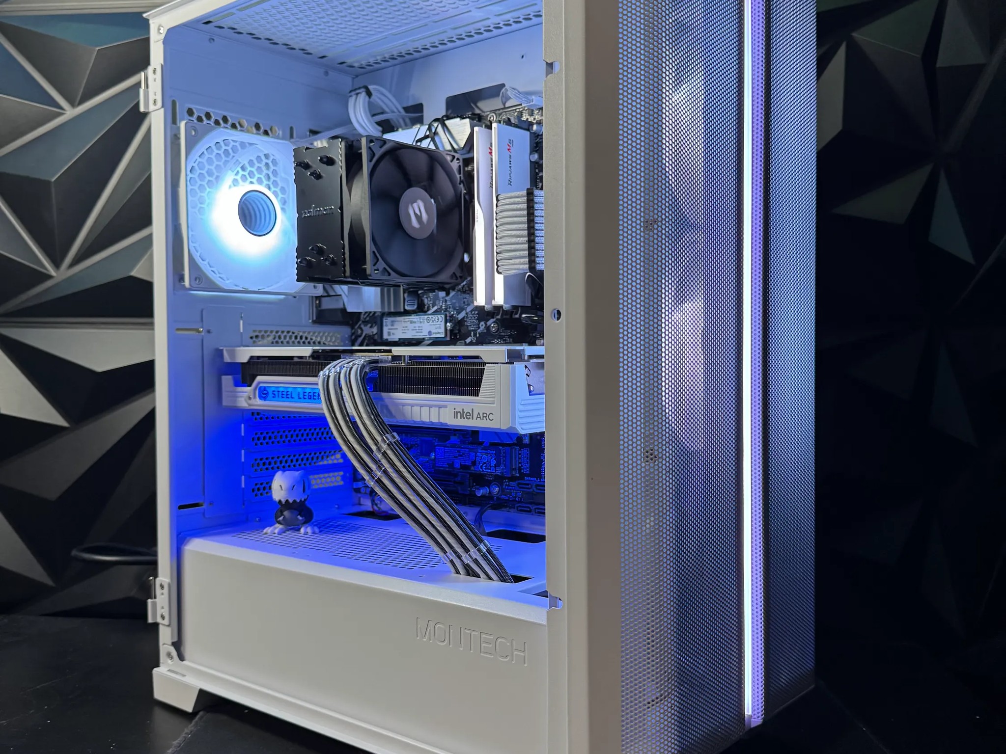 ⬜🔥🦖White Dino ⬜🔥🦖I5 14400F| ARC B580| 1.5 TB NVMe| 32 GB DDR5 6400MHz