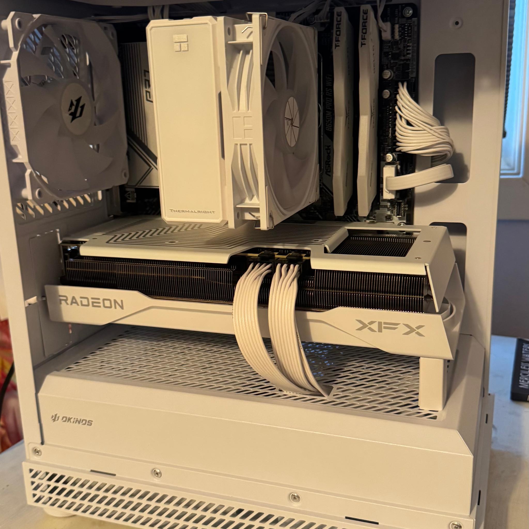 White Am5 Gaming PC - Ryzen 7 7700 - Radeon 9070 GRE - 16GB DDR5