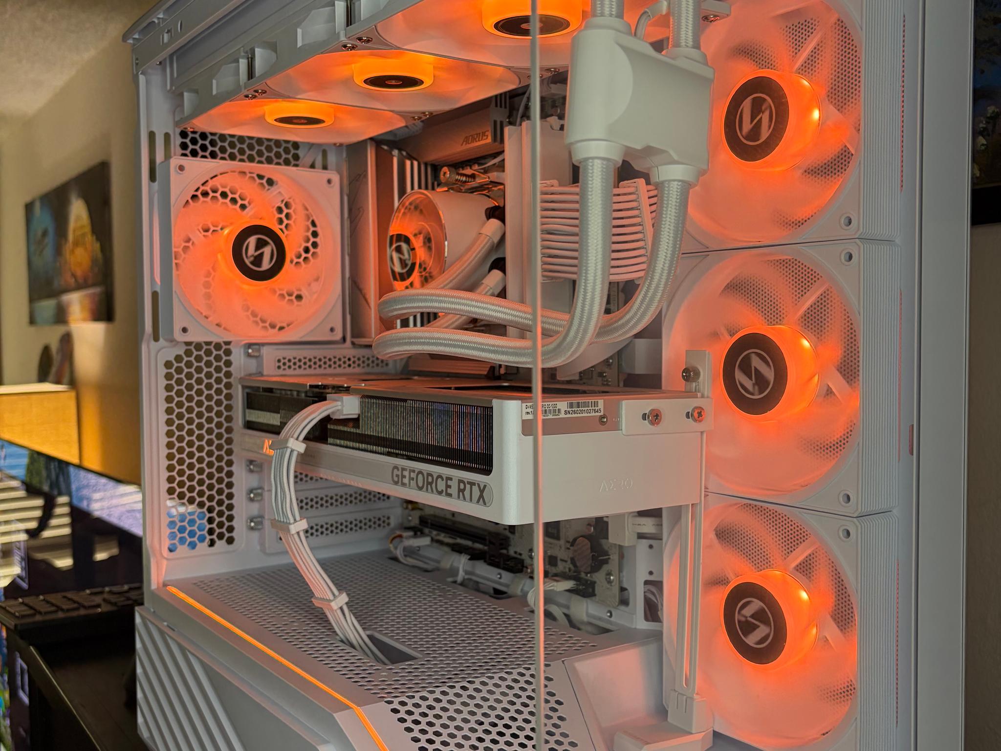 All White 9700X / 5070 AERO / Lian Li V100