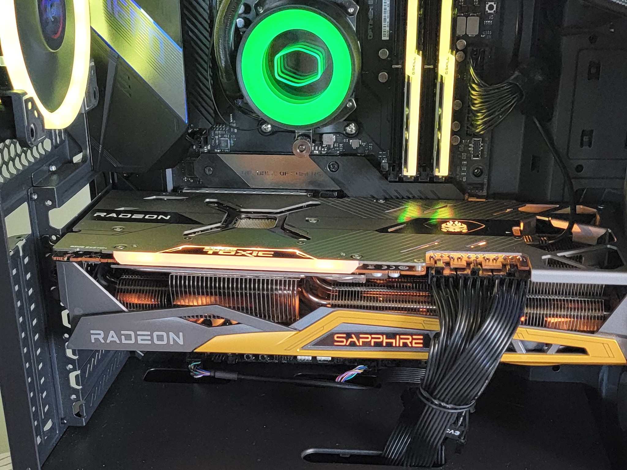 ASUS ROG X570 Crosshair VIII Hero AMD Ryzen 7 5800X Sapphire ToxicRX6900XT 16GB