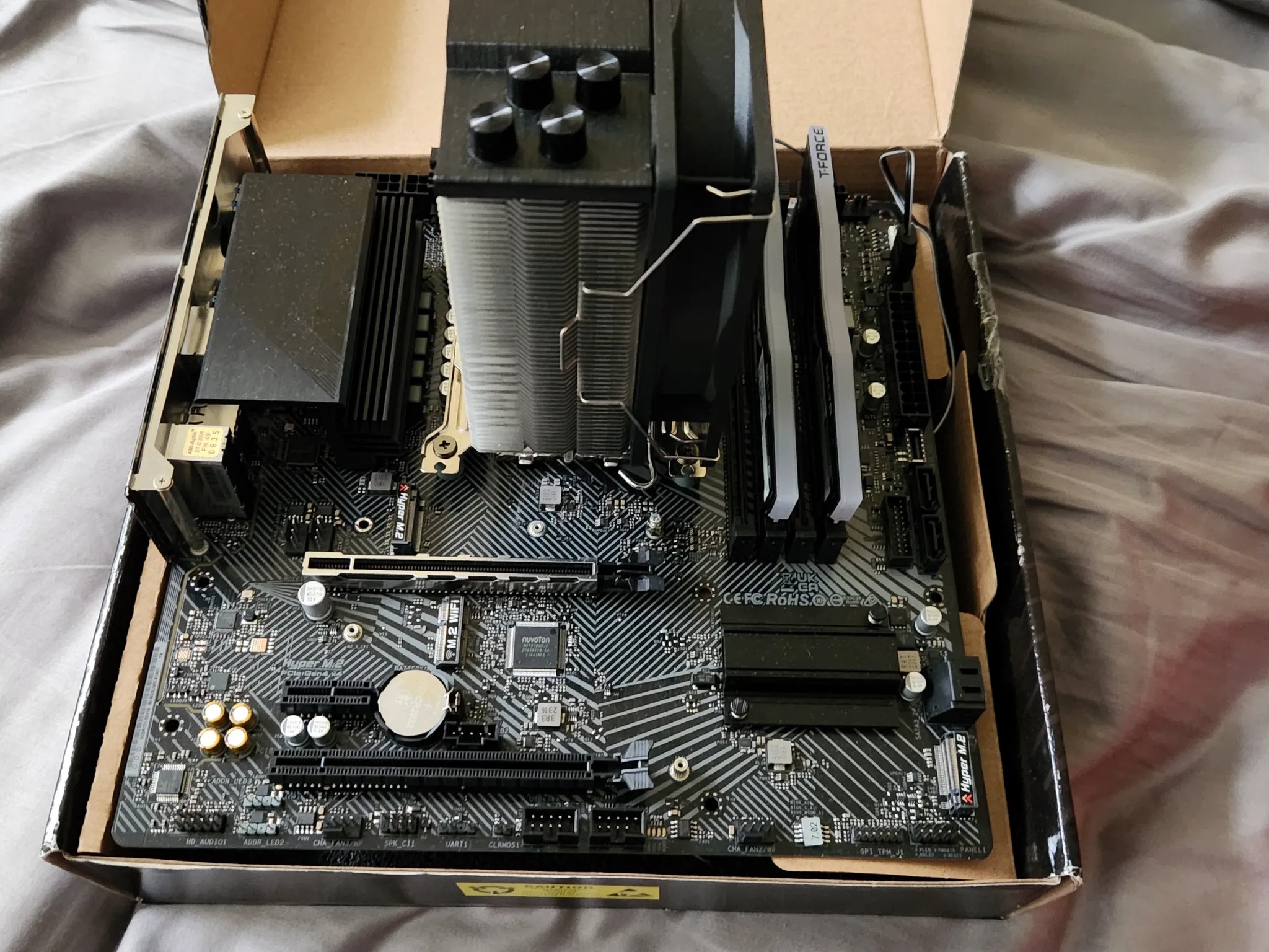 I5-12400F Asrock Z790M PG Lightning/D4 16 GB Teamforce DDR4-3000