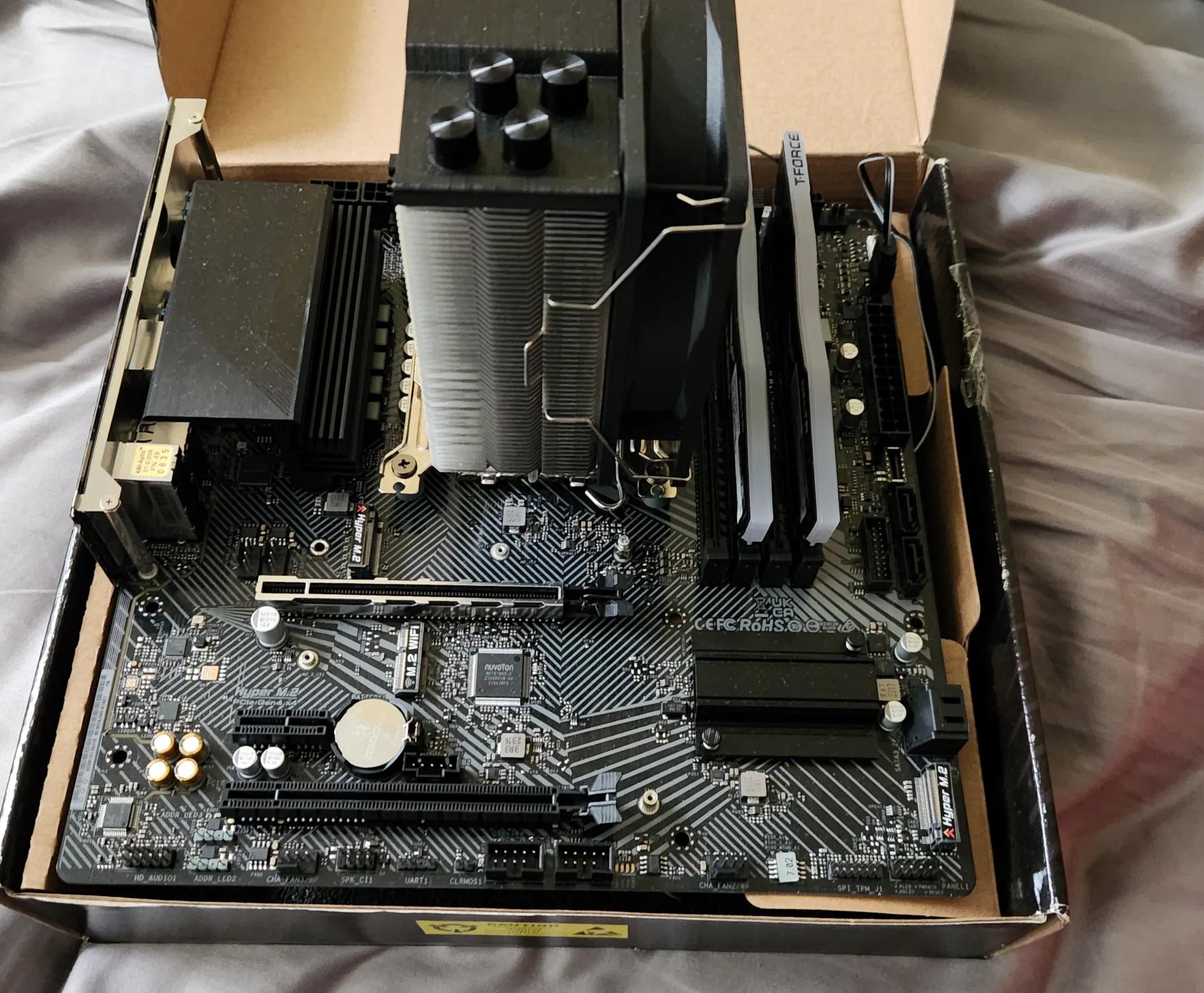 I5-12400F Asrock Z790M PG Lightning/D4 16 GB Teamforce DDR4-3000