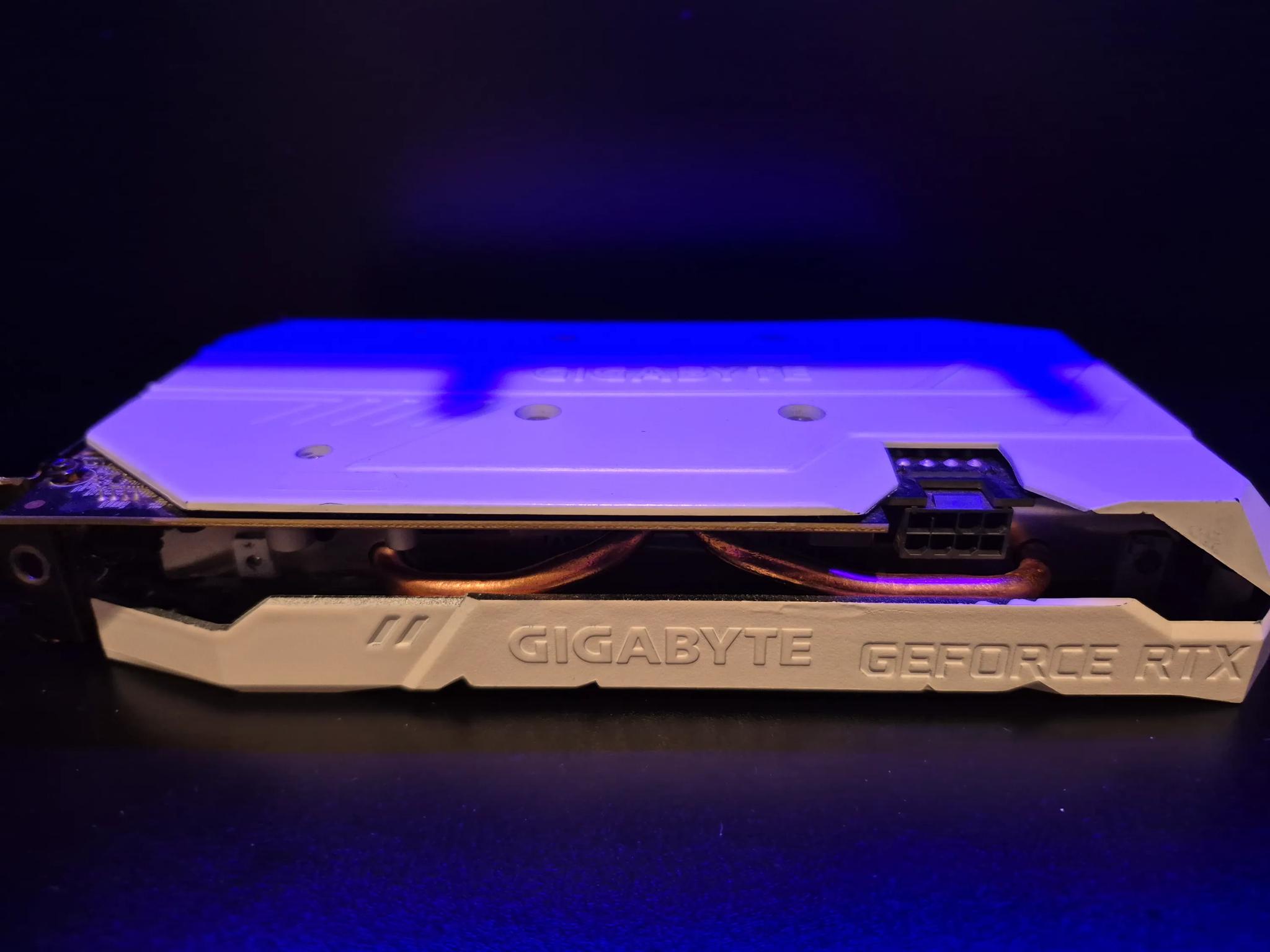 WHITE GIGABYTE RTX 2060 (READ)