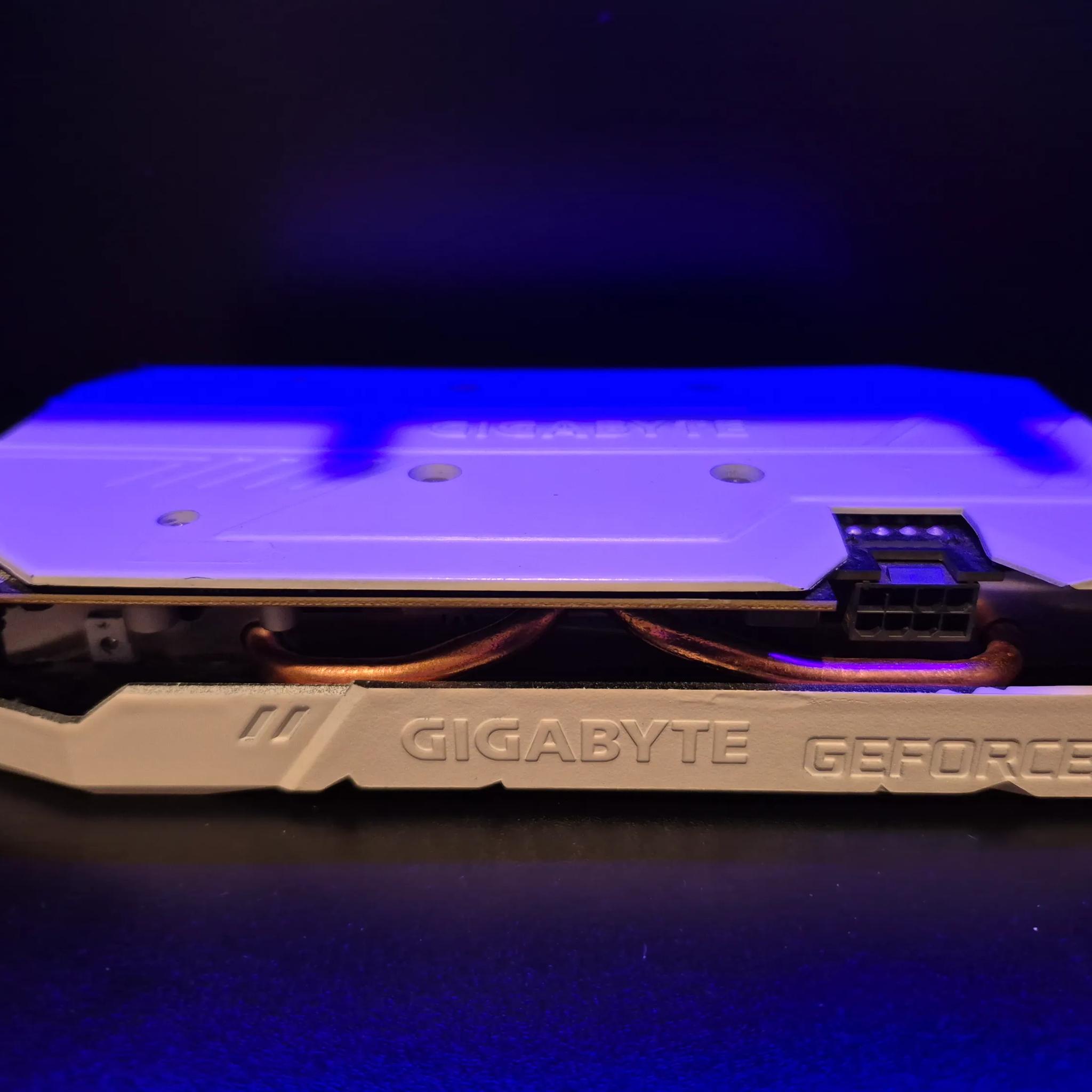 WHITE GIGABYTE RTX 2060 (READ)