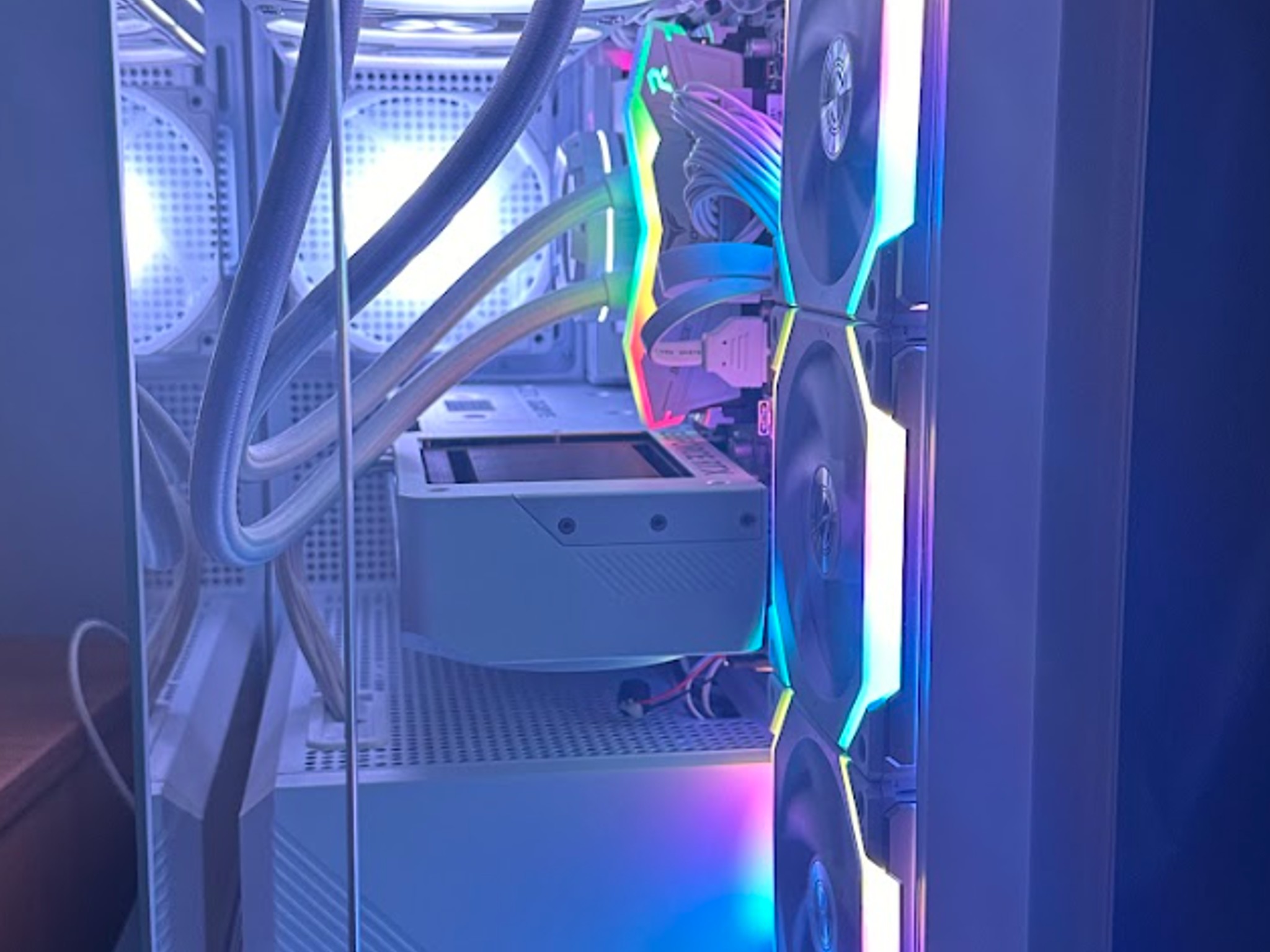 ALL WHITE-RTX4070-Intel i7-32GB-Liquid Cooling