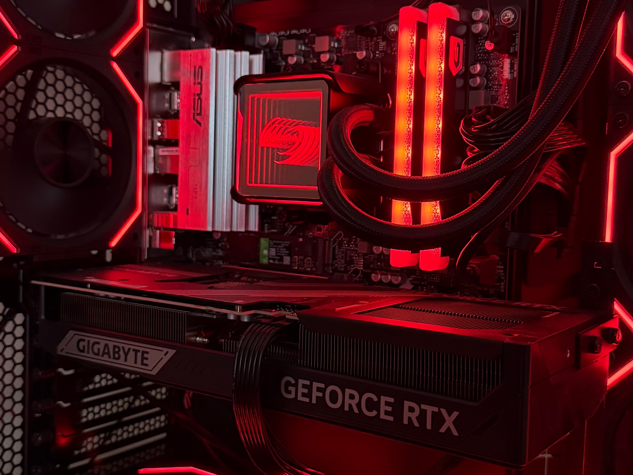 GeForce RTX 5070 Ti Custom Gaming PC - Ryzen 7 9800X3D, 32GB RAM, 1TB NVMe SSD