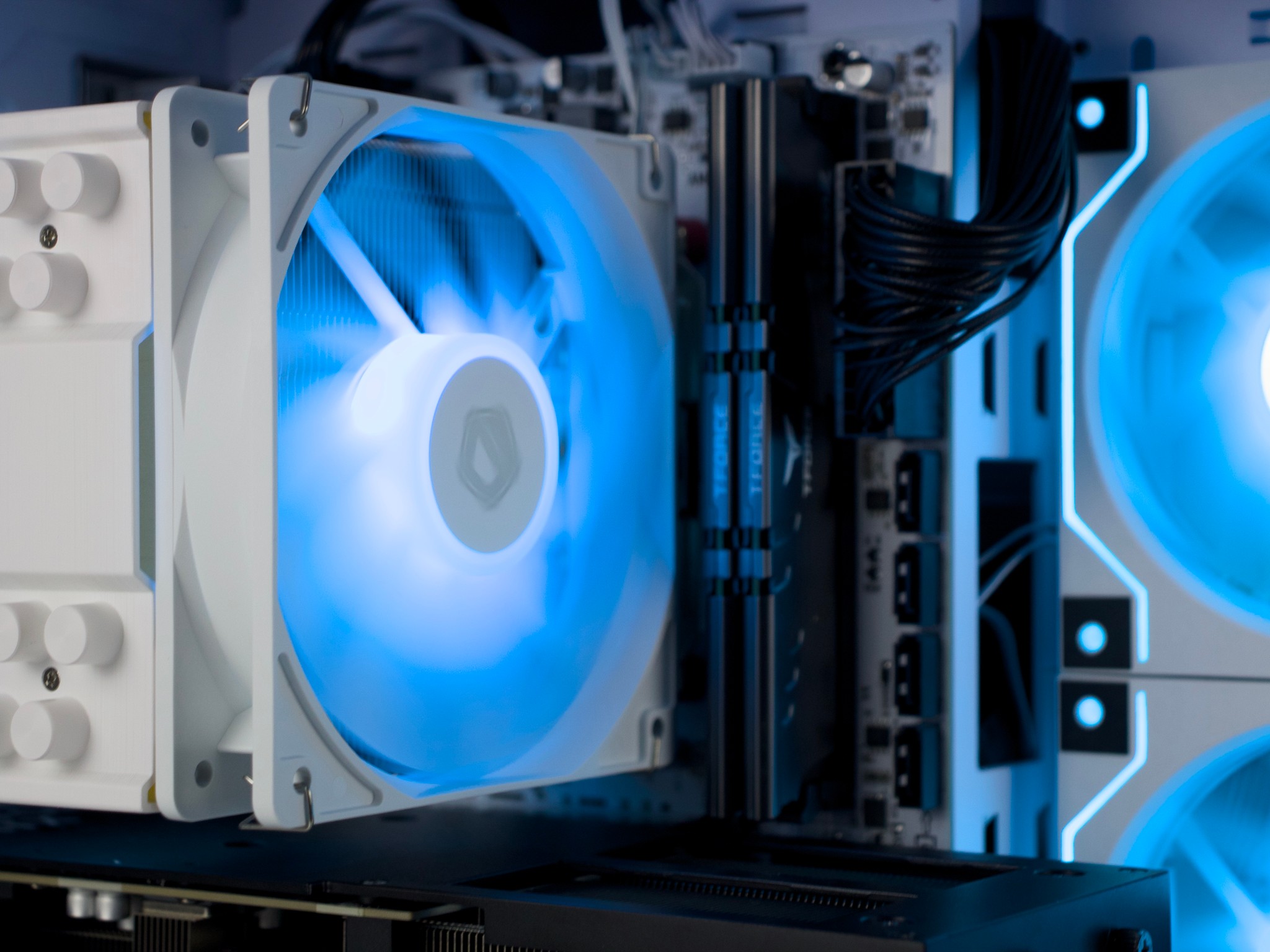 🧊❄️🧊 White Gaming PC – RTX 5060 TI, Ryzen 7 5700X, 32GB RAM, 1TB SSD - WiFi, BlueTooth 🧊❄️🧊