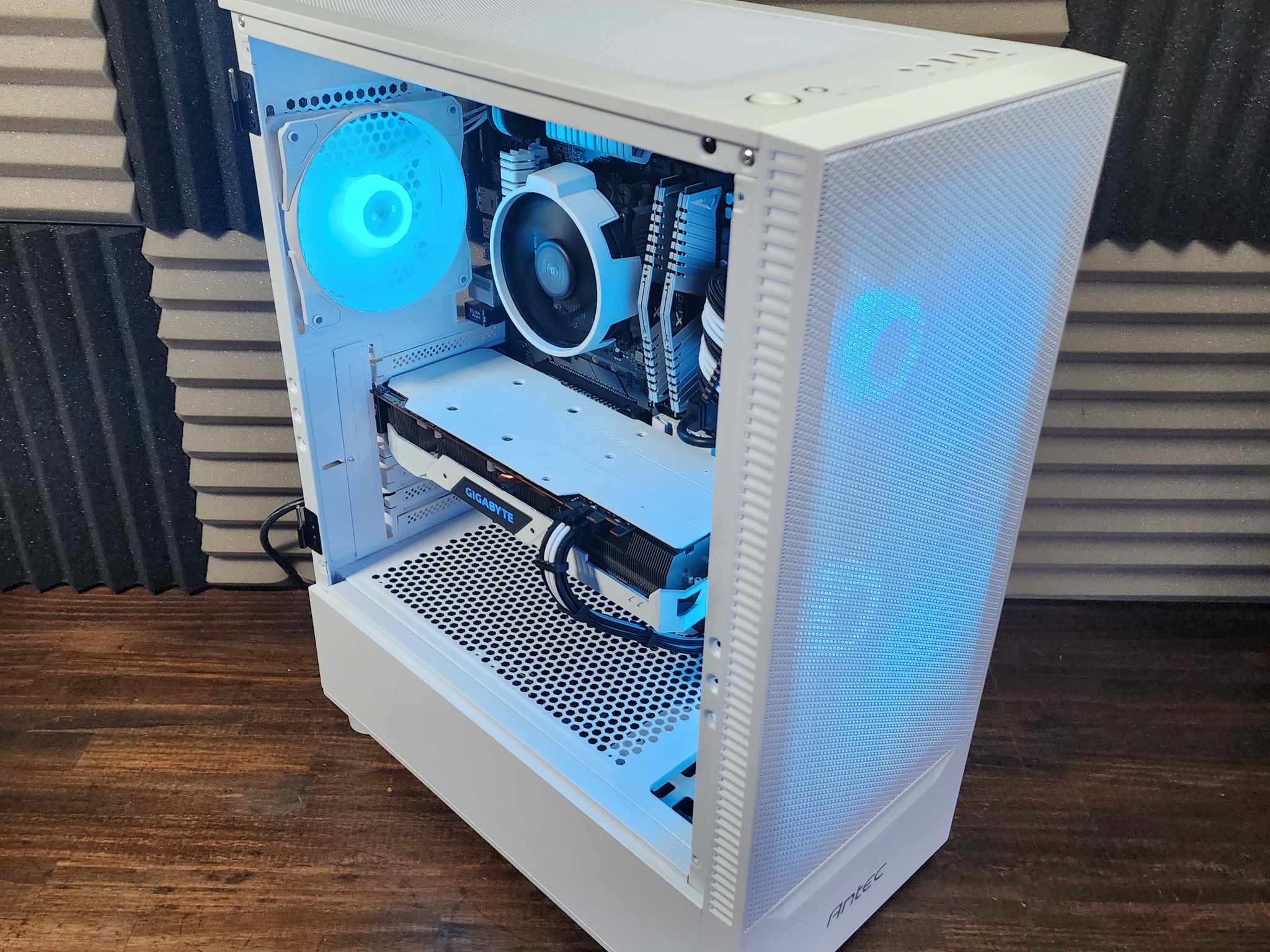 🧊🤍🧊 AMD Ryzen 7 1700 // Gigabyte Radeon RX 5700 8GB // XPG Z1 16GB 3200MHz