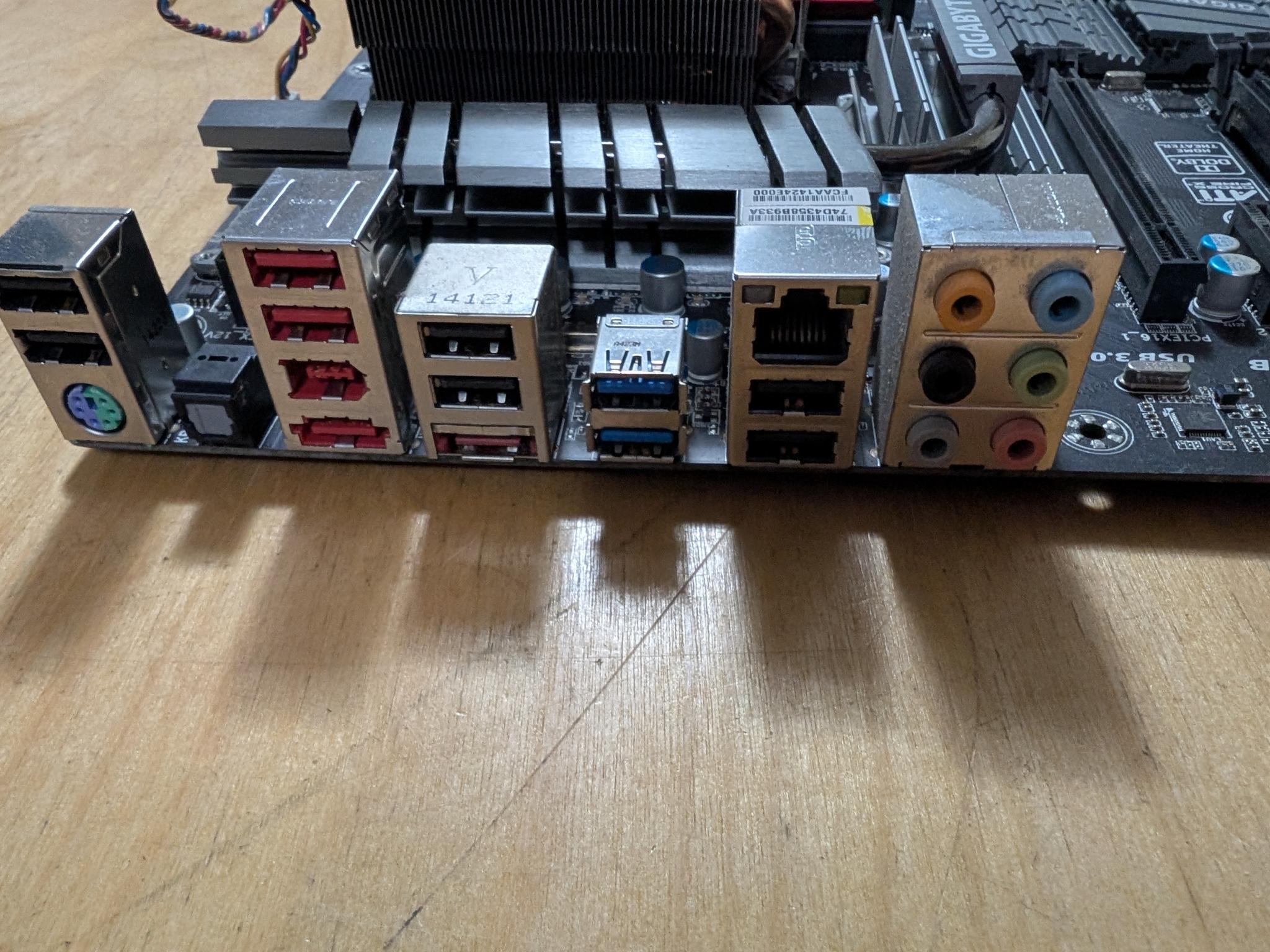 Gigabyte 990FXA-UD3 / AMD FX8320 / 16GB DDR3 / R9 270x 4GB