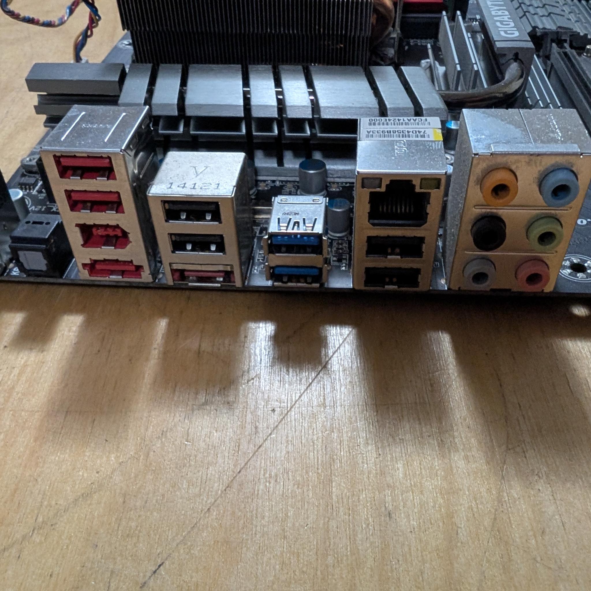 Gigabyte 990FXA-UD3 / AMD FX8320 / 16GB DDR3 / R9 270x 4GB