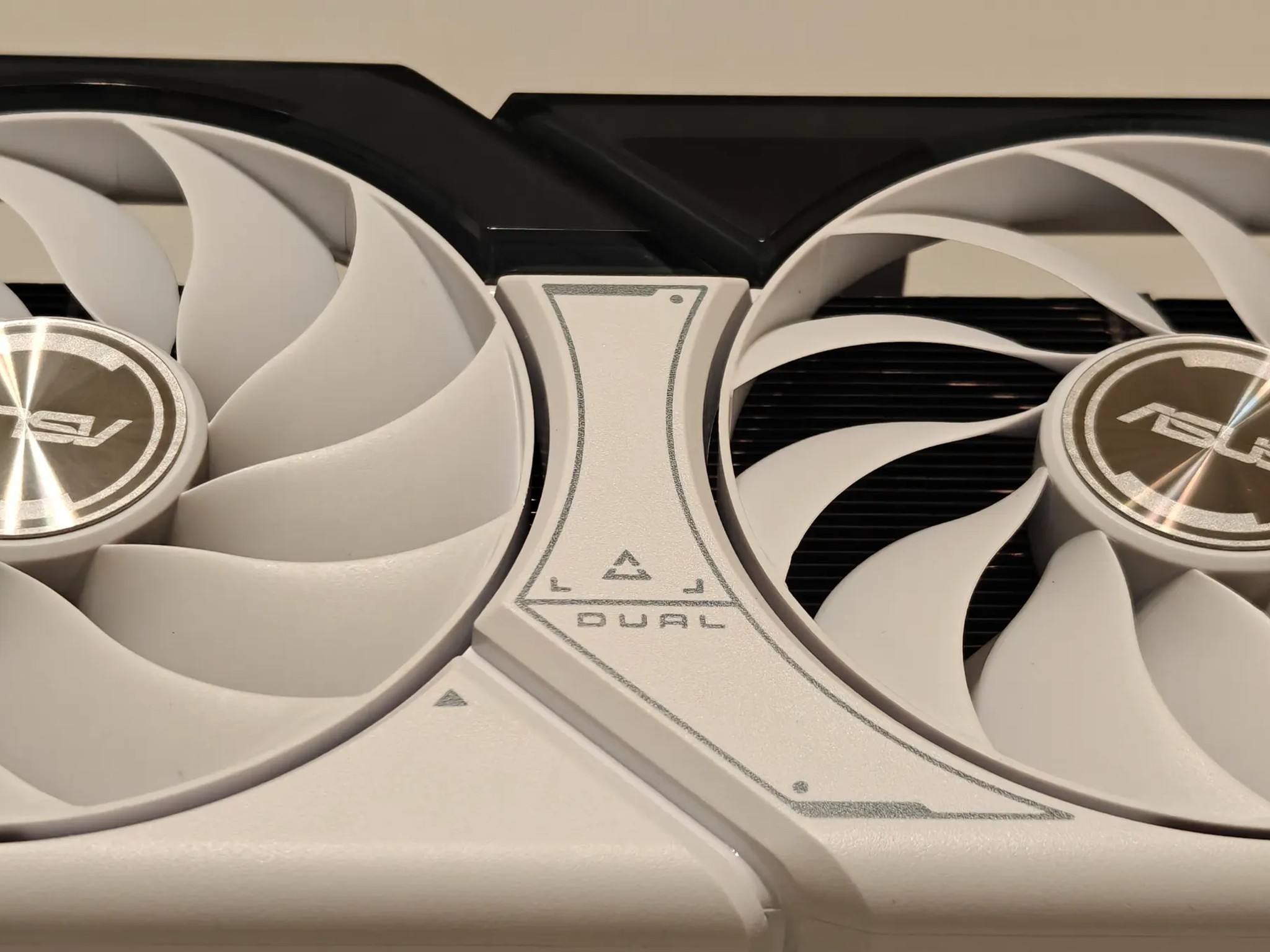ASUS Dual GeForce RTX 4060 Ti White OC Edition 8GB GDDR6