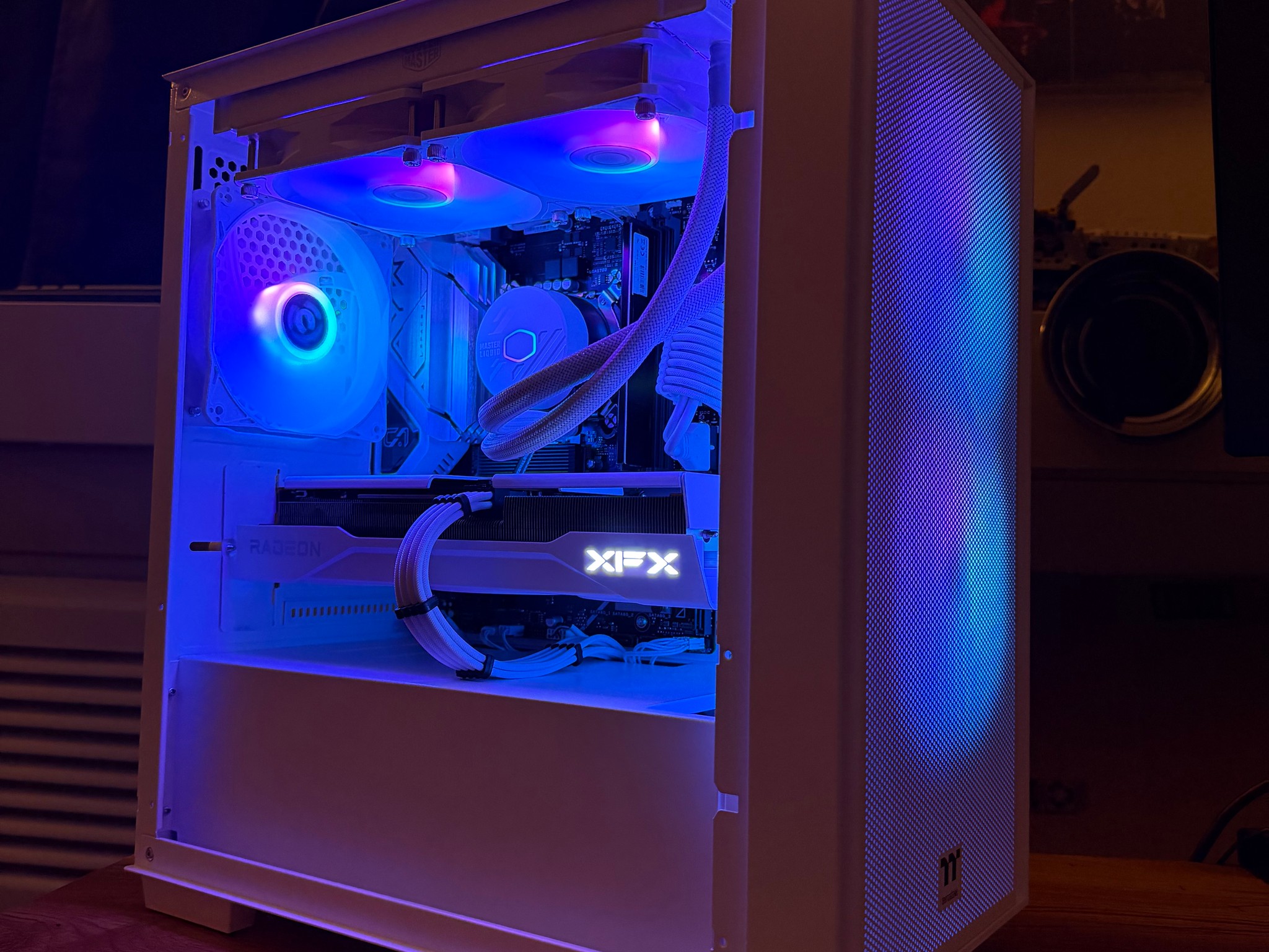 ❄️🧊 White Out 🧊❄️ Intel Gaming PC! i5-13600K | 9060XT 16GB | 1TB SSD | 16GB DDR4 | Free Shipping!