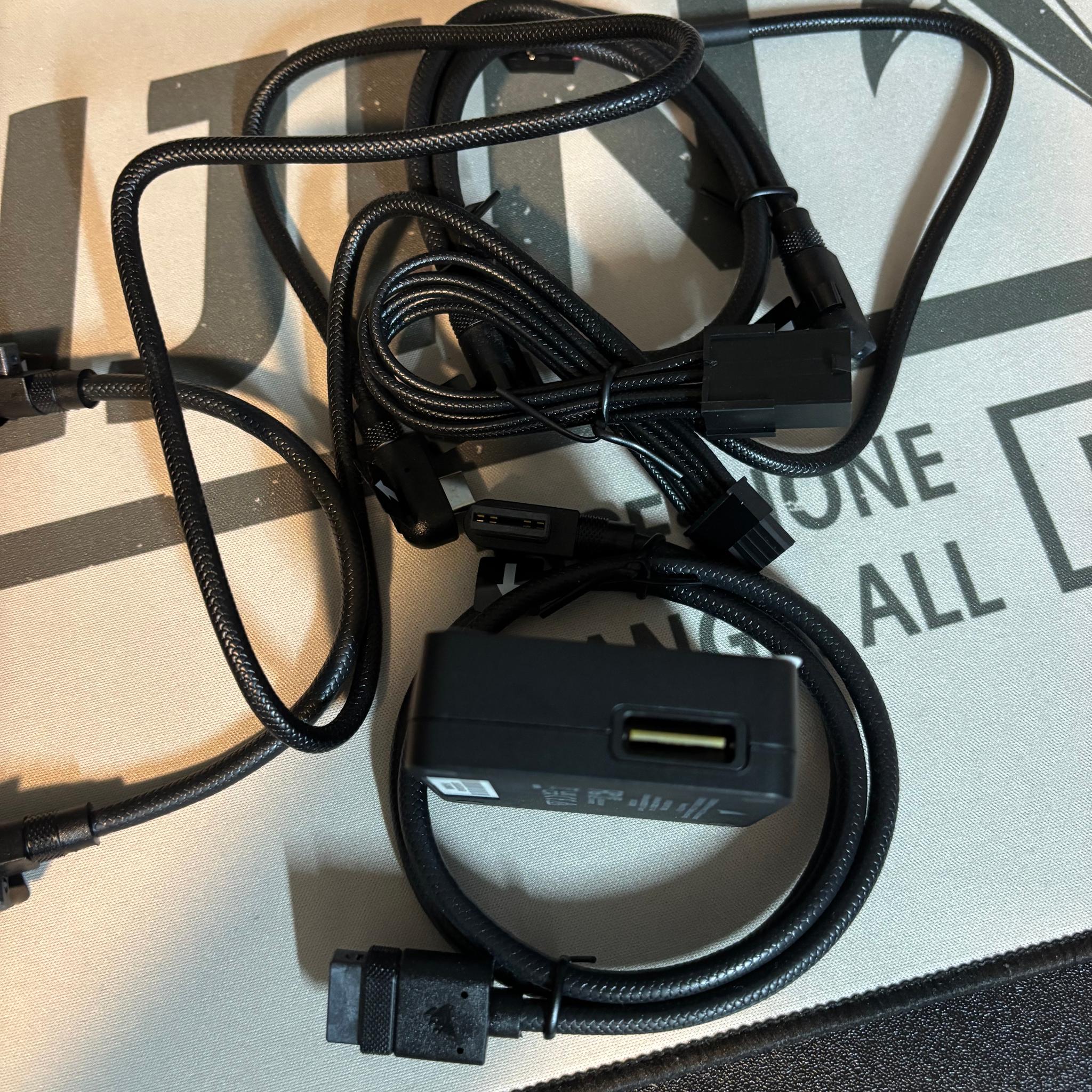 CORSAIR ICUE LINK FAN HUB + CABLES
