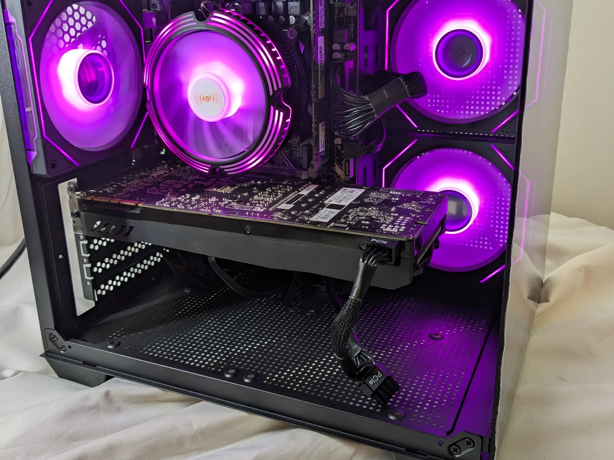 GTX 1080 | 14 cores 28 threads | 32 GB RAM | Windows 11 home