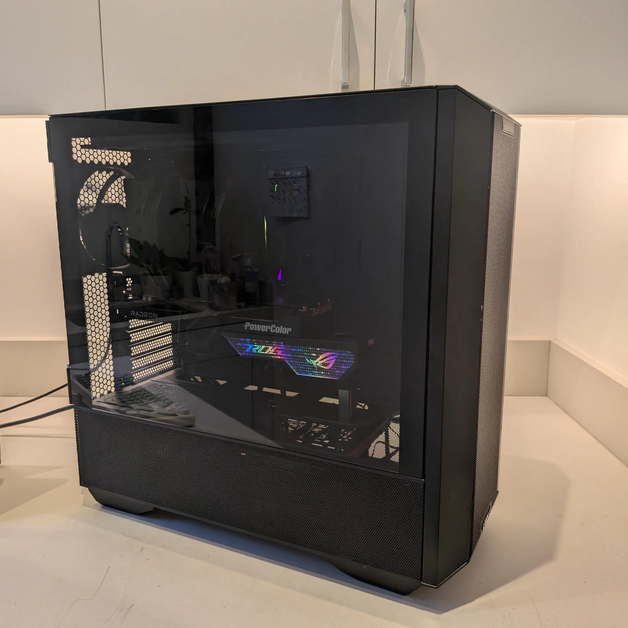 Red Oni - RX 9070, Ryzen 7 7800X3D, 32 GB DDR5 RAM, 2 TB NVME, Noctua NH-D15