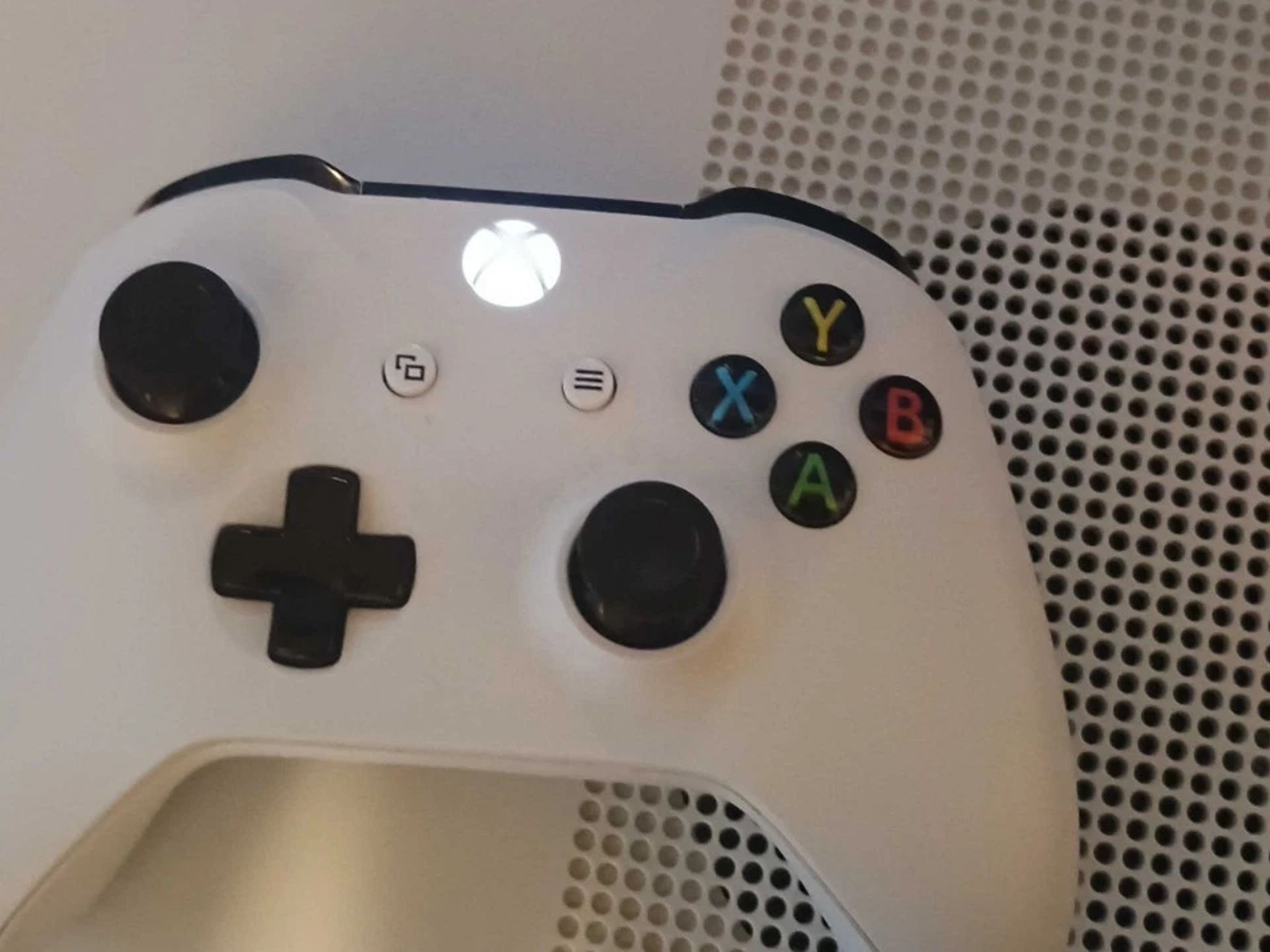 Microsoft Xbox One S 1TB Console - White (9 Game Bundle + Controller!)