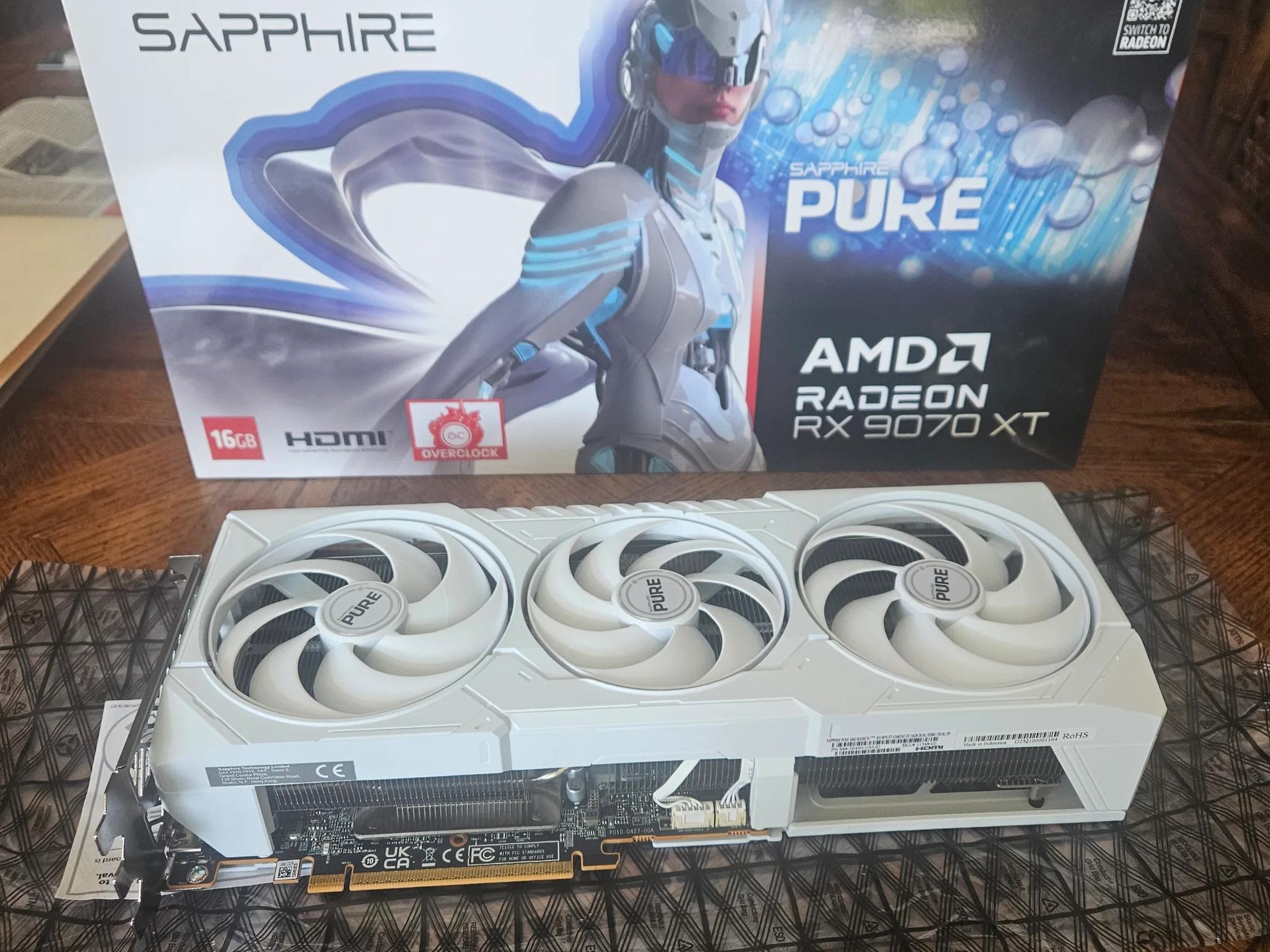AMD Radeon RX 9070 XT 16GB, SAPPHIRE PURE, WHITE, Lightly used ( 1 month )