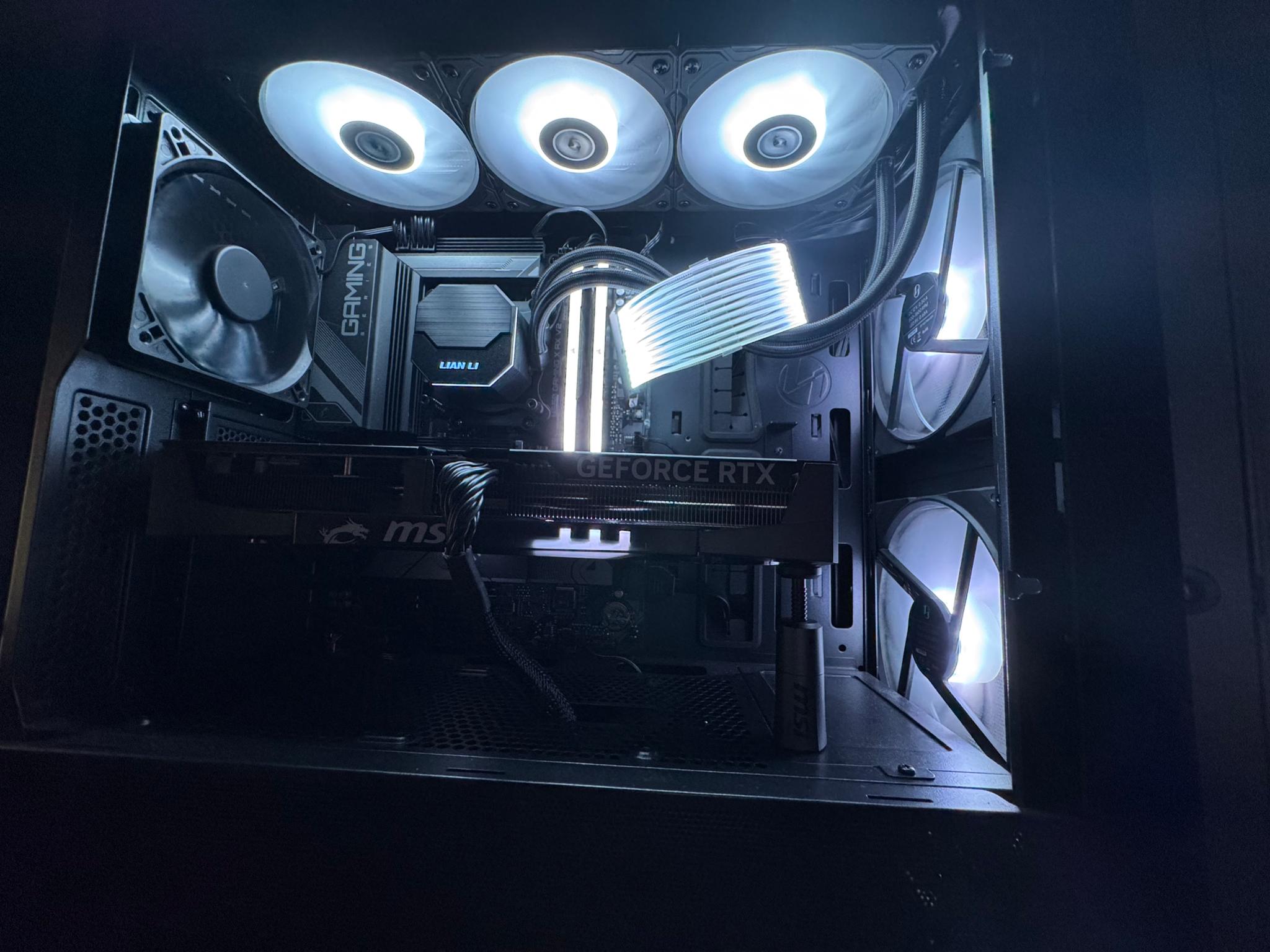 / RTX 5070TI / R7 9700X  /4K MONSTER / 32GB DDR5 / 2TB SSD