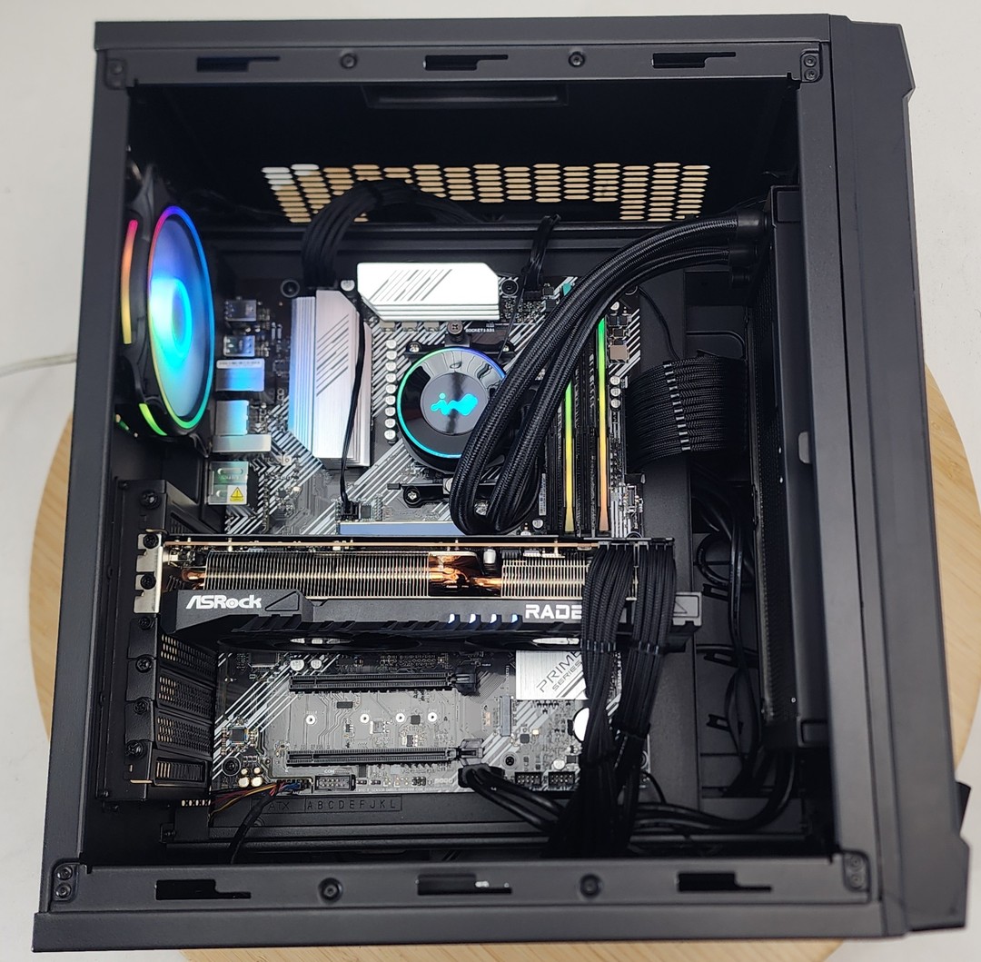 Gaming PC Ryzen 7 5700X 16GB RAM 1TB SSD RX 7700 XT 12GB Windows