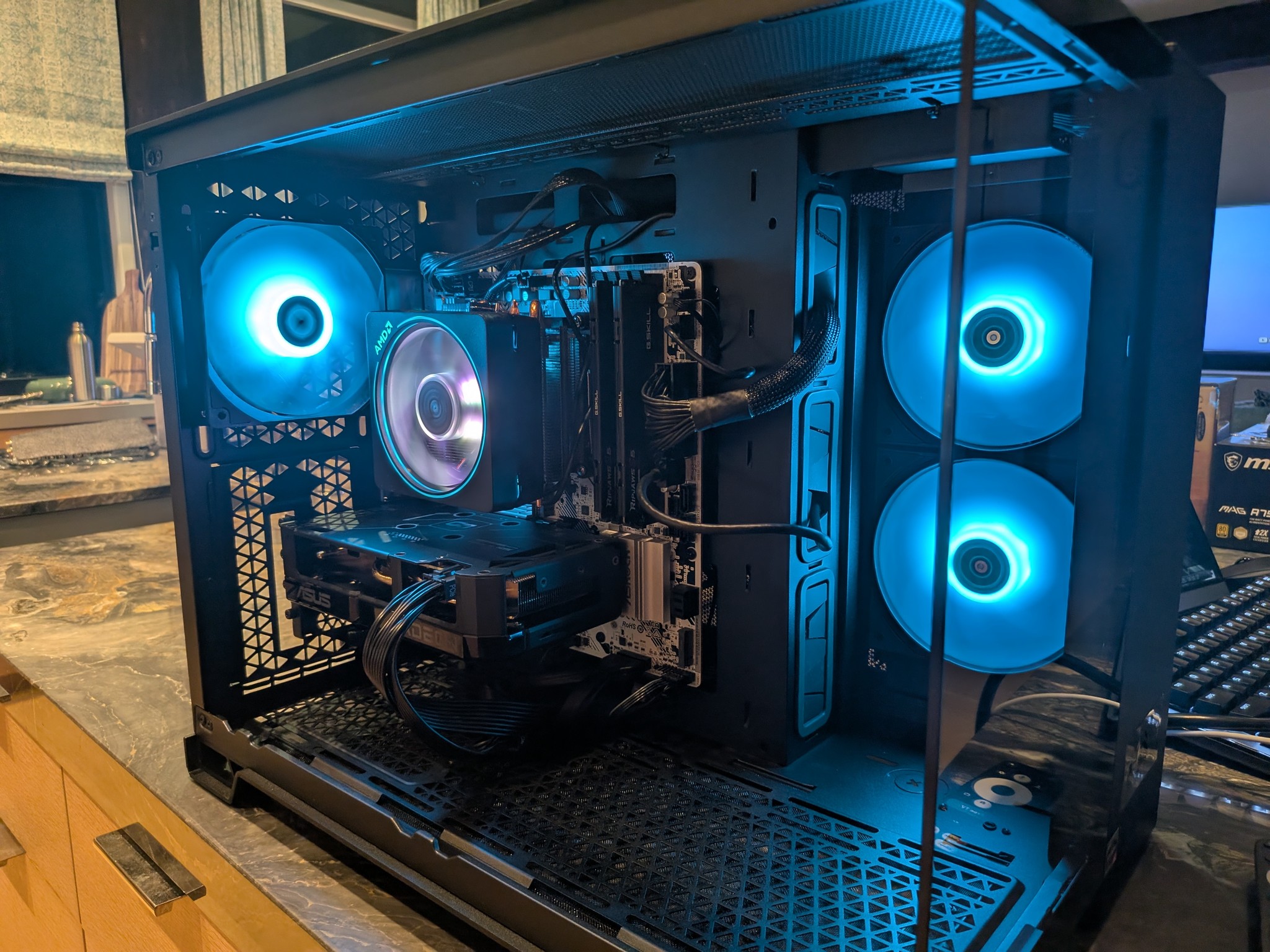 1440p Cube Rex - RX 9060 XT 16GB, Ryzen 5 7600, 32 GB DDR5, 2 TB Gen 4, RGB