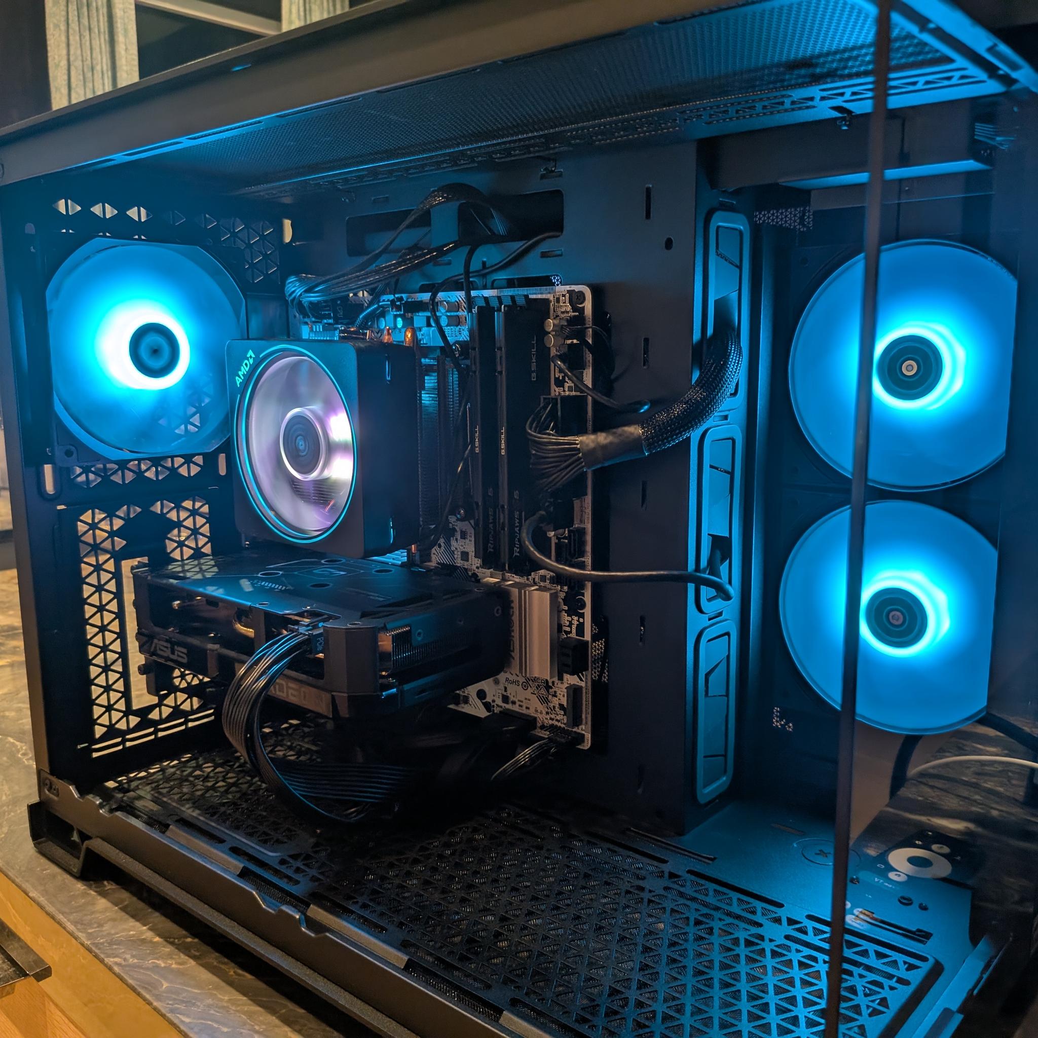 1440p Cube Rex - RX 9060 XT 16GB, Ryzen 5 7600, 32 GB DDR5, 2 TB Gen 4, RGB