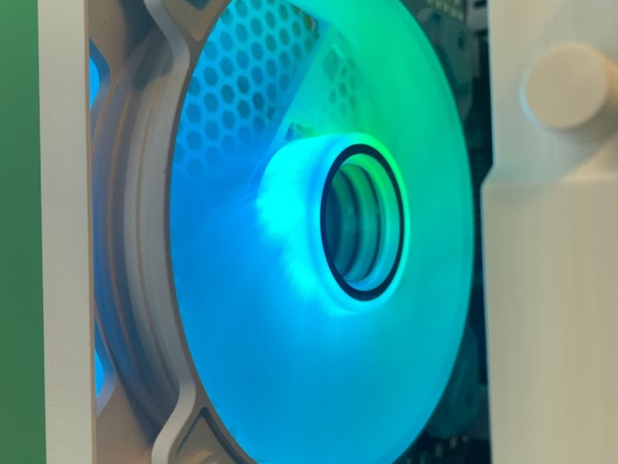 RGB White Gaming PC| Intel i5 / Amd RX580 / 8GB / 1TB Win 10 Pro WiFi