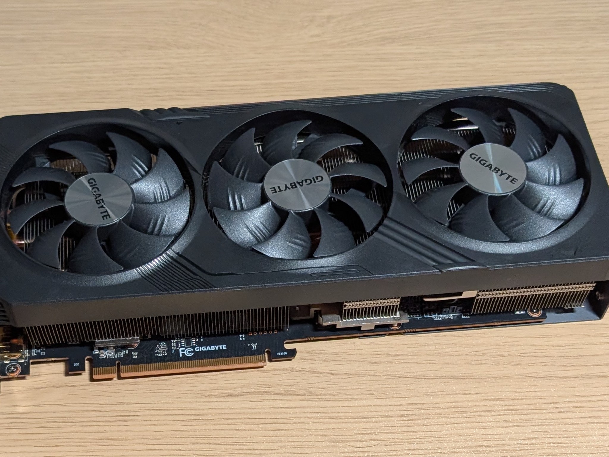 Broken As/is GIGABYTE GAMING OC Radeon RX 7700 XT