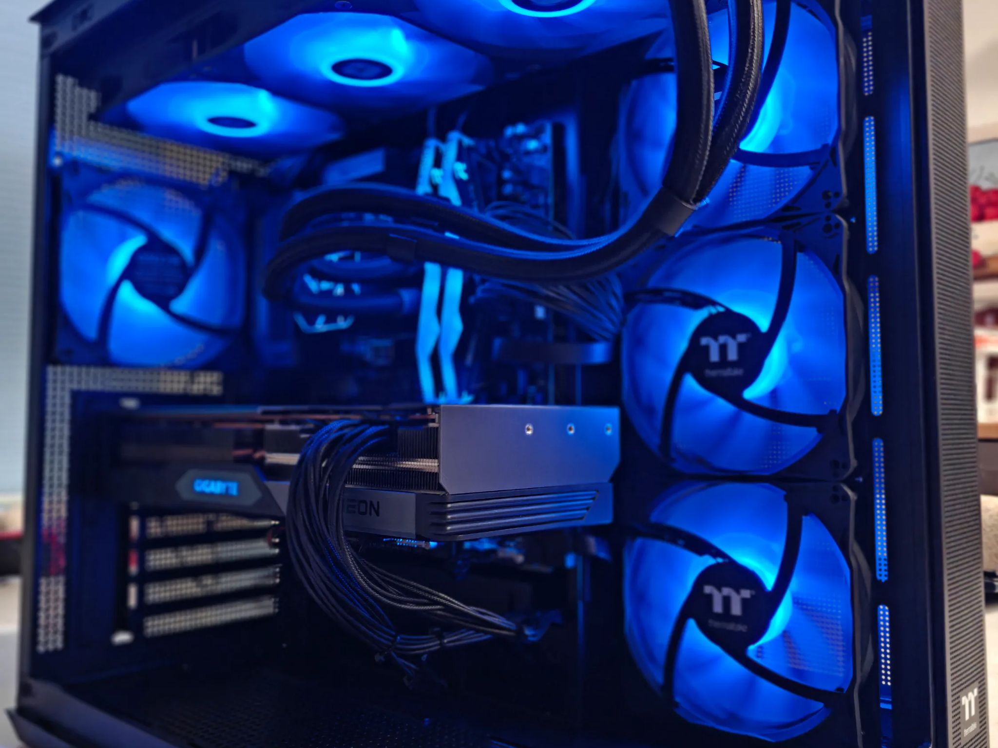 1440P - AMD Radeon RX 7800 XT - AMD Ryzen 5 9600X - 32GB DDR5 6400 RAM - 1.5TB SSD's - Premium PC