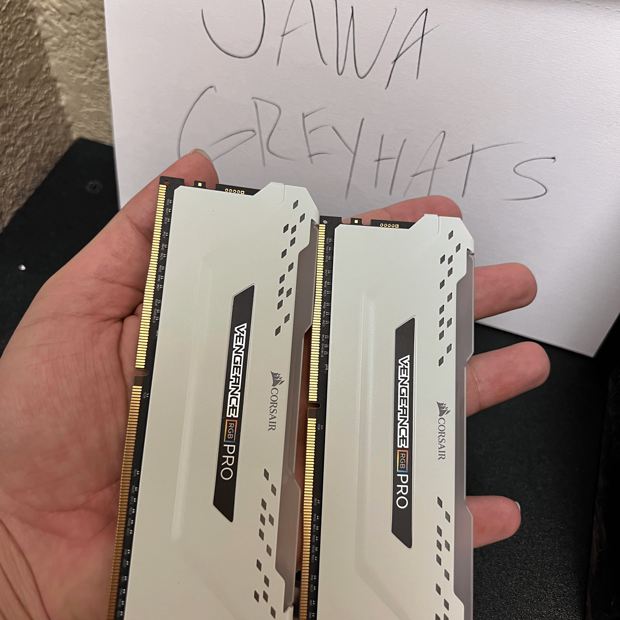 White Corsair Vengeance RGB Pro 32GB (2x 16 GB) WITH ADDITIONAL NON DRAM LIGHT KIT 
