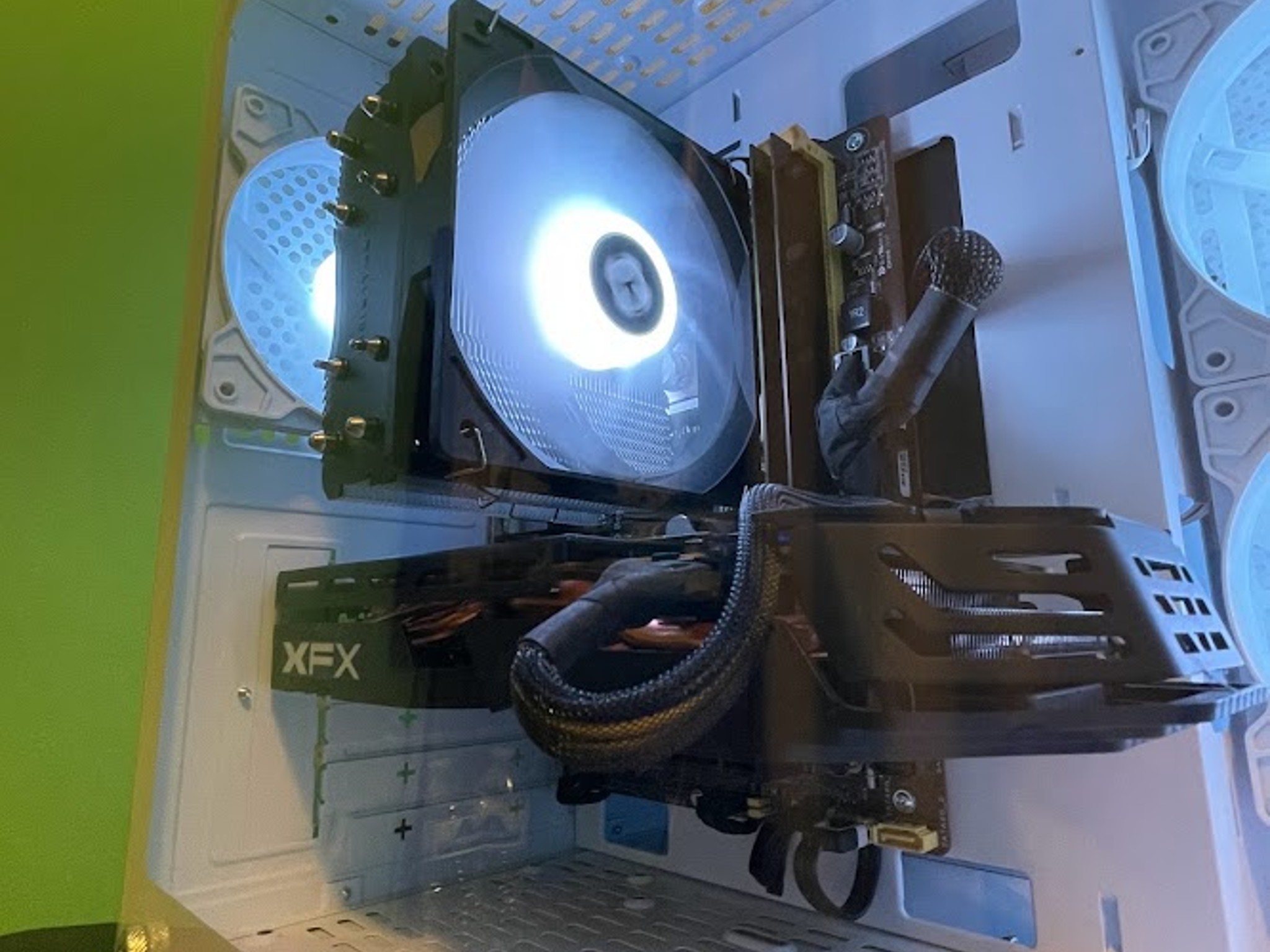 CLEAN White Gaming PC| Intel i5 / Amd RX580 / 8GB / 500GB SSD Win 10 Pro WiFi