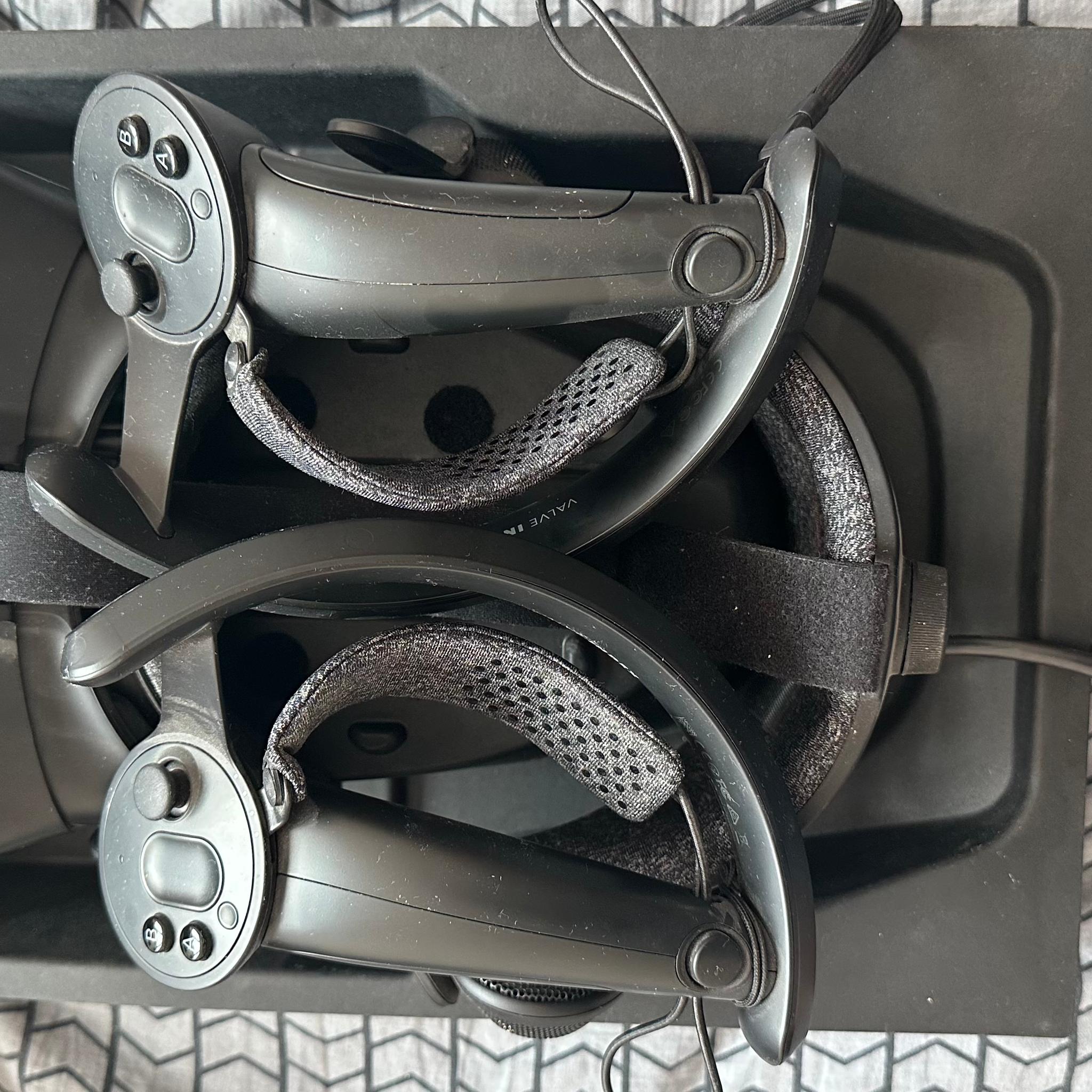 Valve Index Headset, Base Stations, Controllers